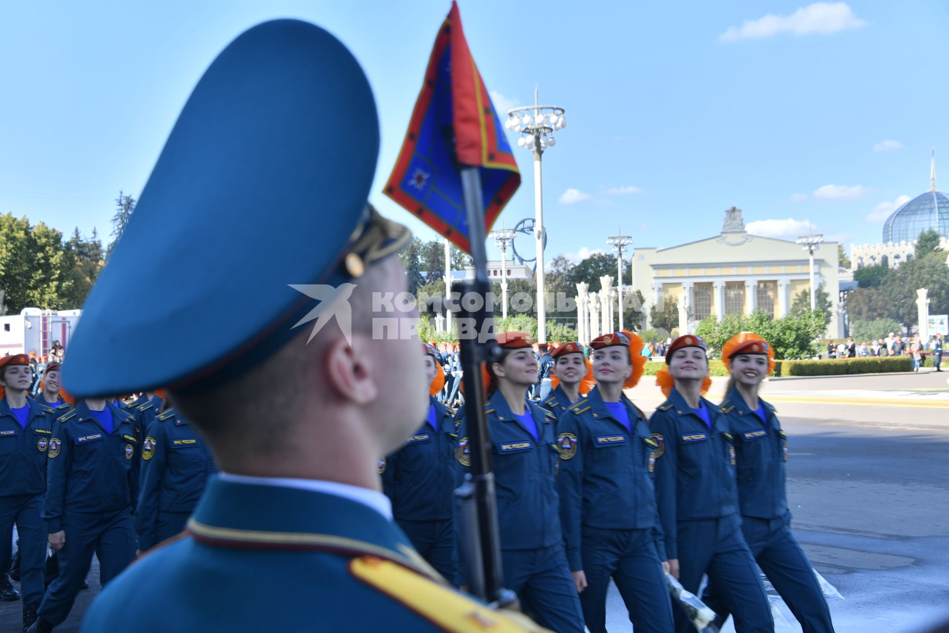 Москва. Курсанты Академии государственной противопожарной службы МЧС России  перед началом торжественной  церемонии принятия присяги на ВДНХ.