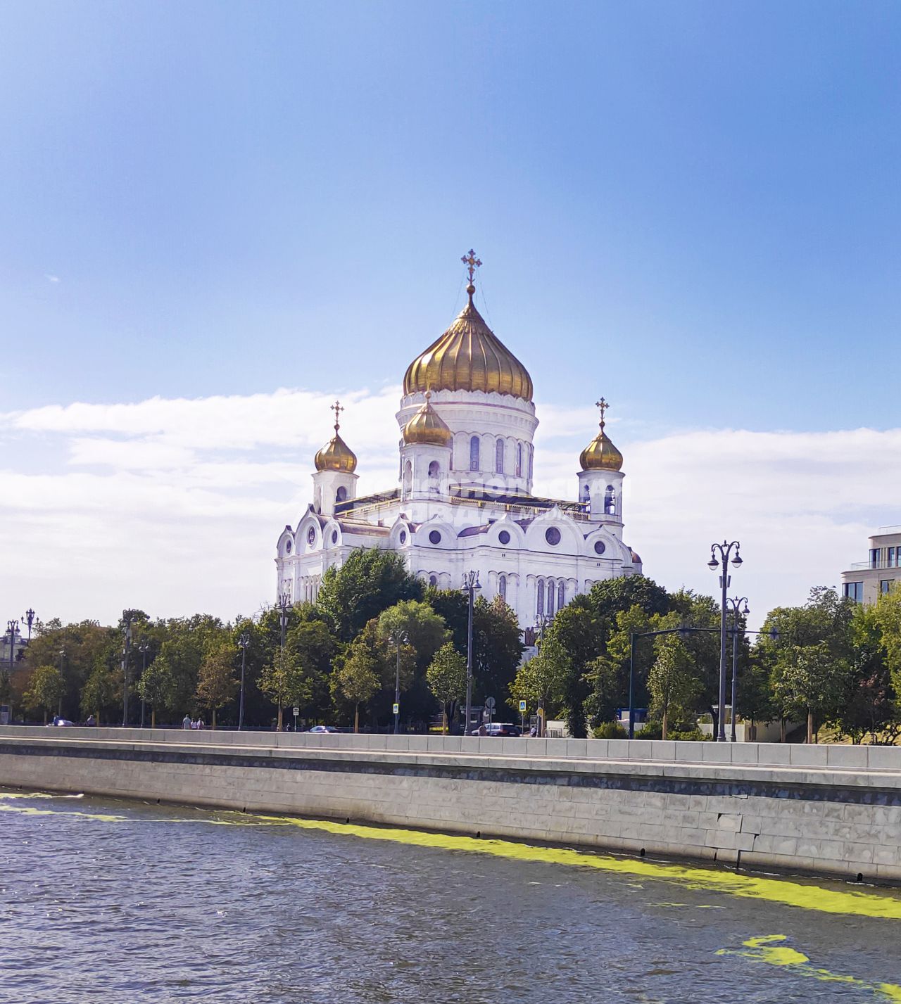 Москва. Вид на храм Христа Спасителя