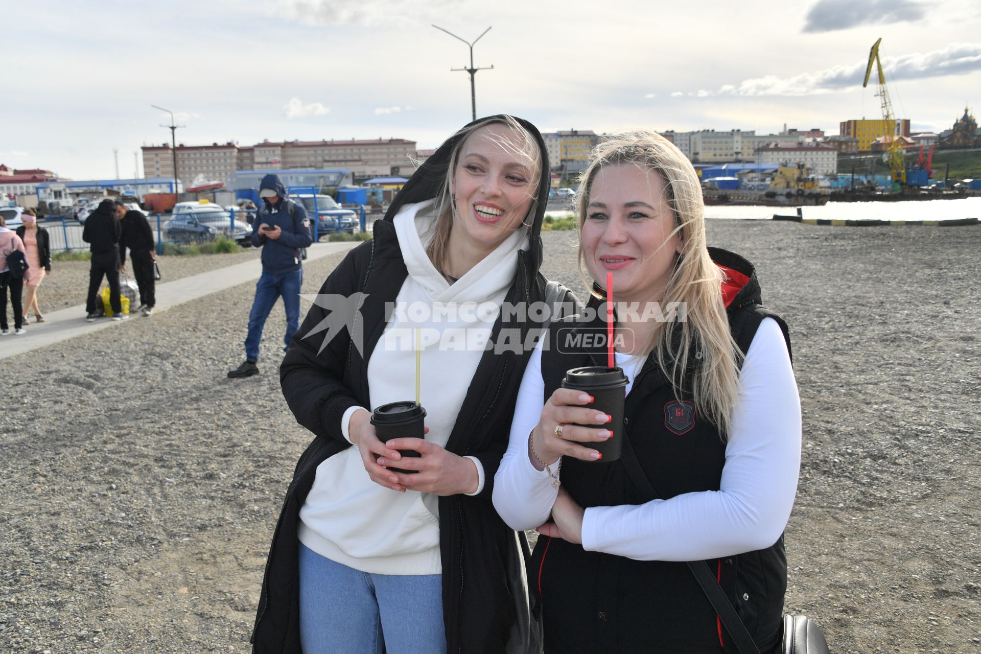 Чукотский автономный округ. Девушки на улице города.