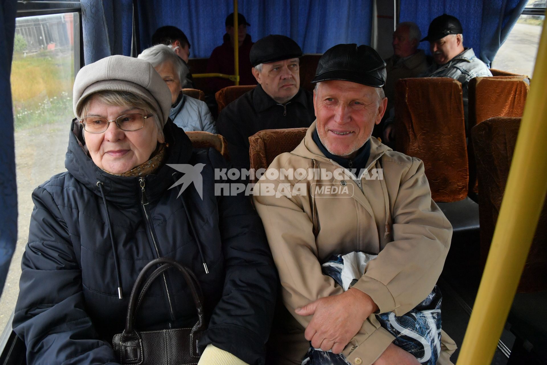 Чукотский автономный округ. Пассажиры в салоне  автобуса.