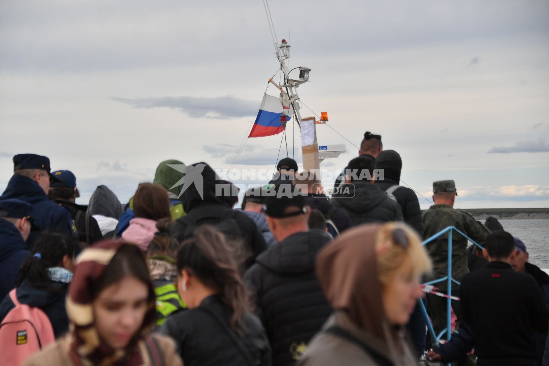 Чукотский автономный округ. Анадырь. Пассажиры в Анадырском морском торговом порту.