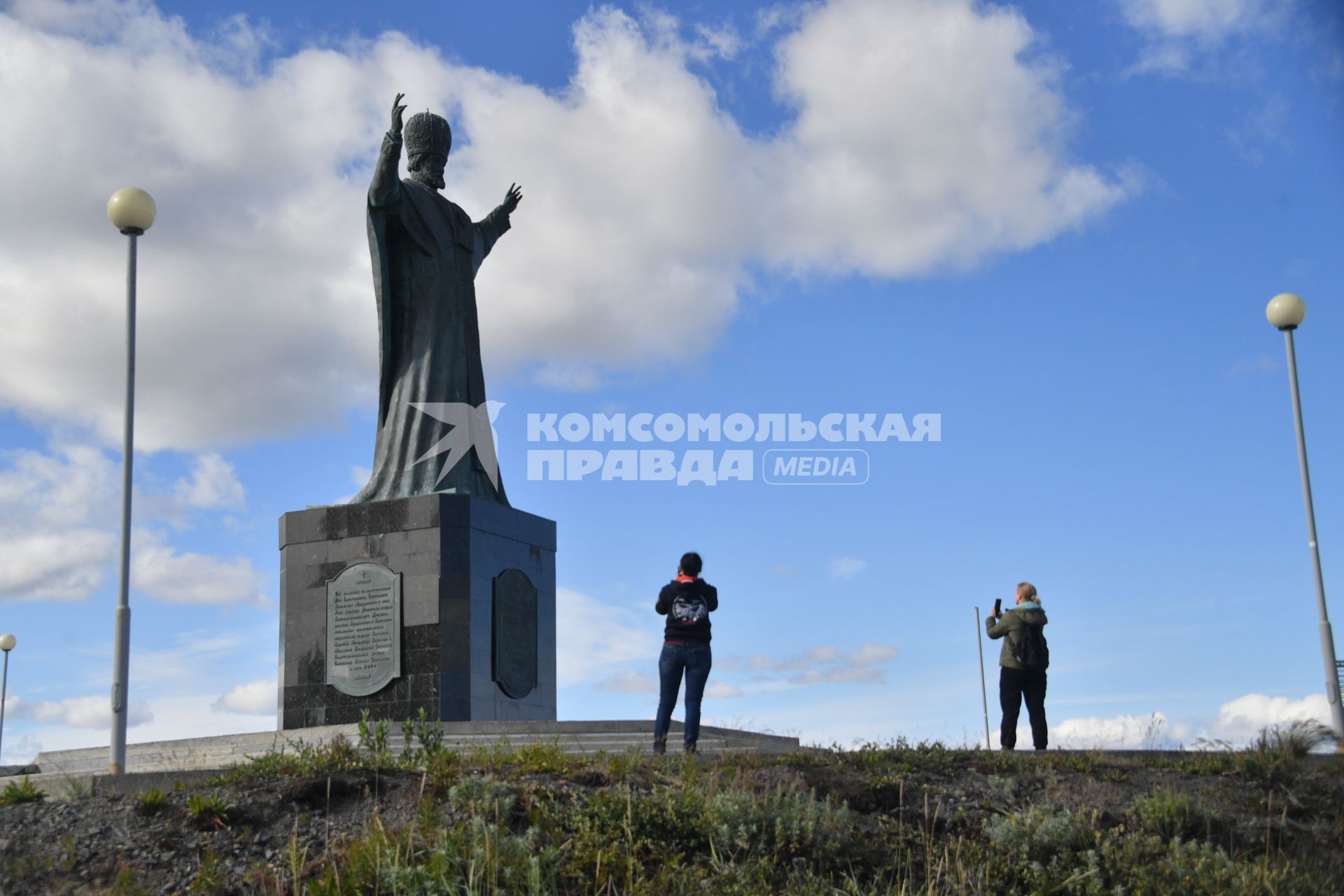 Чукотский автономный округ. Памятник Святителю Николаю на центральной площади Анадыря.