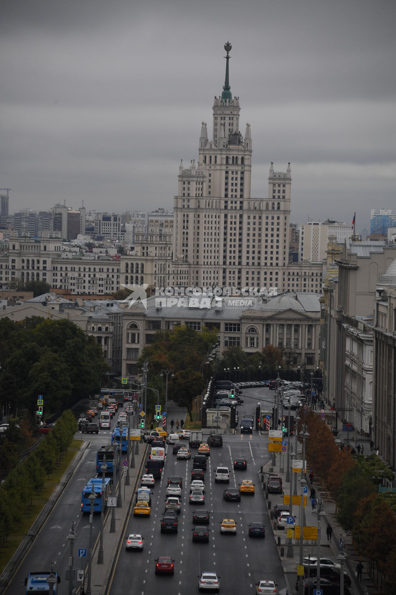 Москва.  Вид со смотровой площадки `Центрального Детского Мира на Лубянке`  на высотное здание на Котельнической набережной .