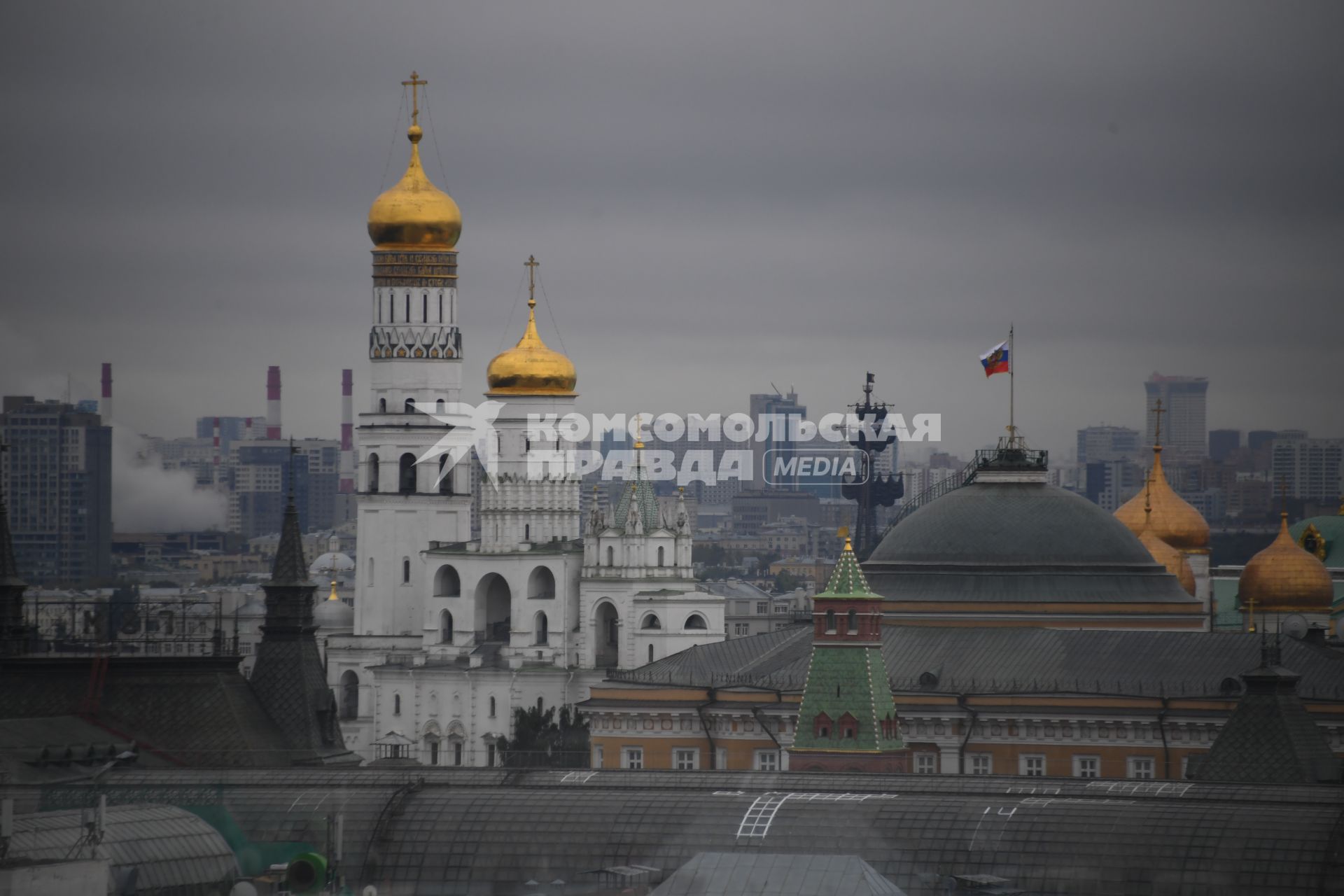 Москва.  Вид со смотровой площадки `Центрального Детского Мира на Лубянке` на колокольню Иван Великий.