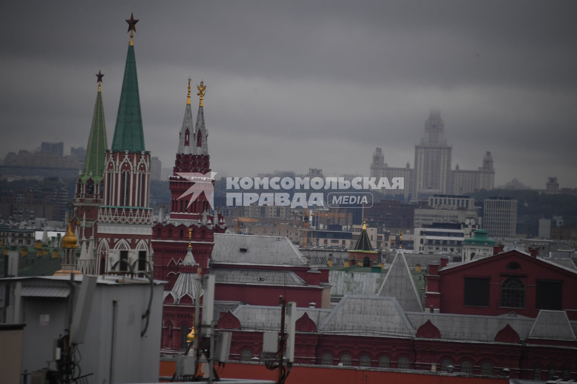 Москва.  Вид со смотровой площадки `Центрального Детского Мира на Лубянке` на башни Московского Кремля.