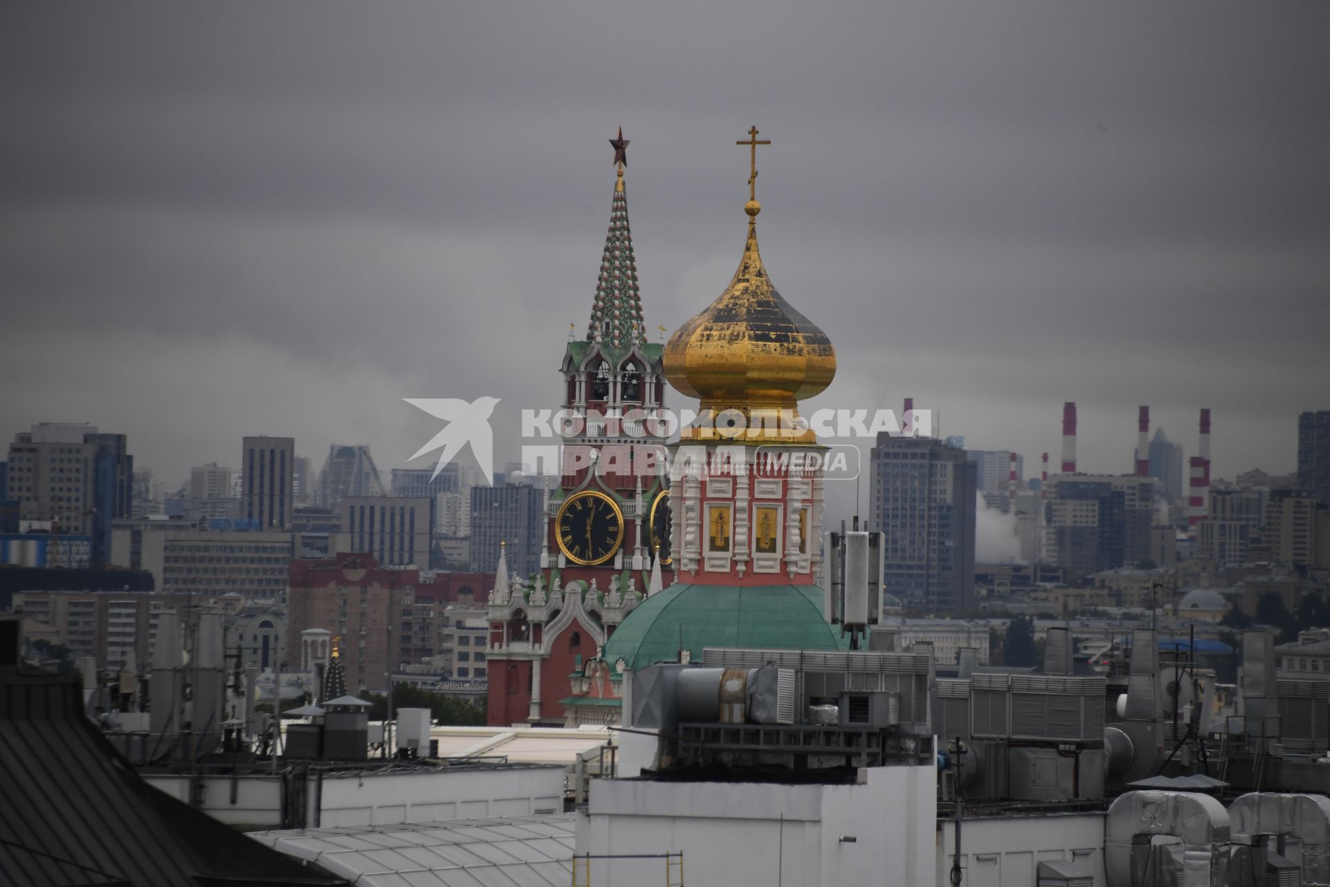 Москва.  Вид со смотровой площадки `Центрального Детского Мира на Лубянке` на Спасскую башню Московского Кремля.