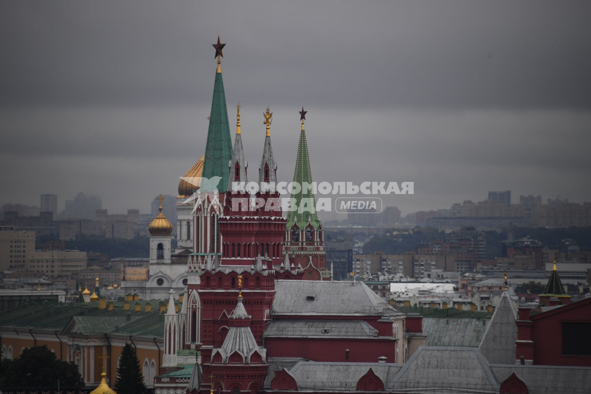Москва.  Вид со смотровой площадки `Центрального Детского Мира на Лубянке` на Московский Кремль.