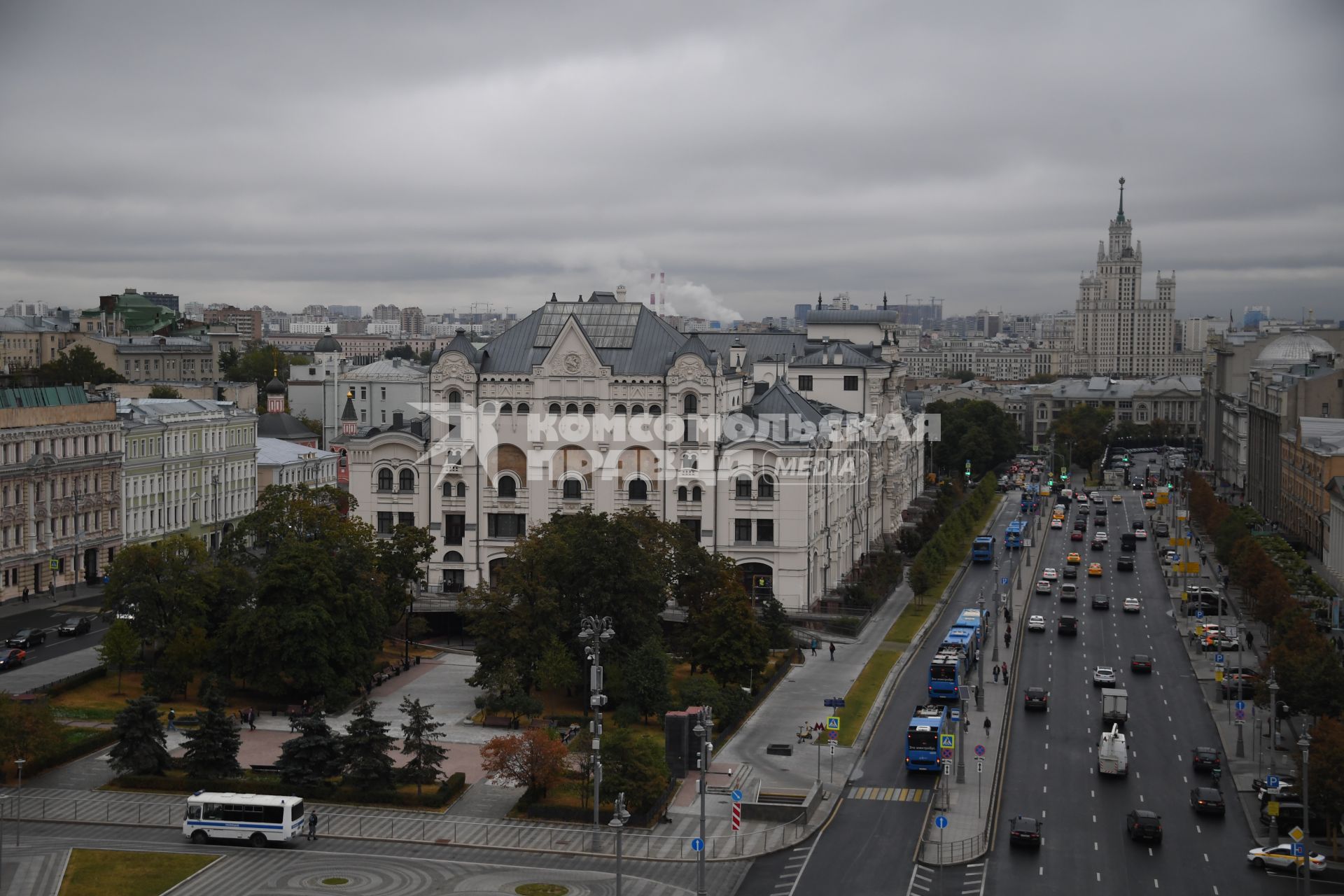 Москва.  Вид со смотровой площадки `Центрального Детского Мира на Лубянке`  на высотное здание на Котельнической набережной и Политехнический музей.
