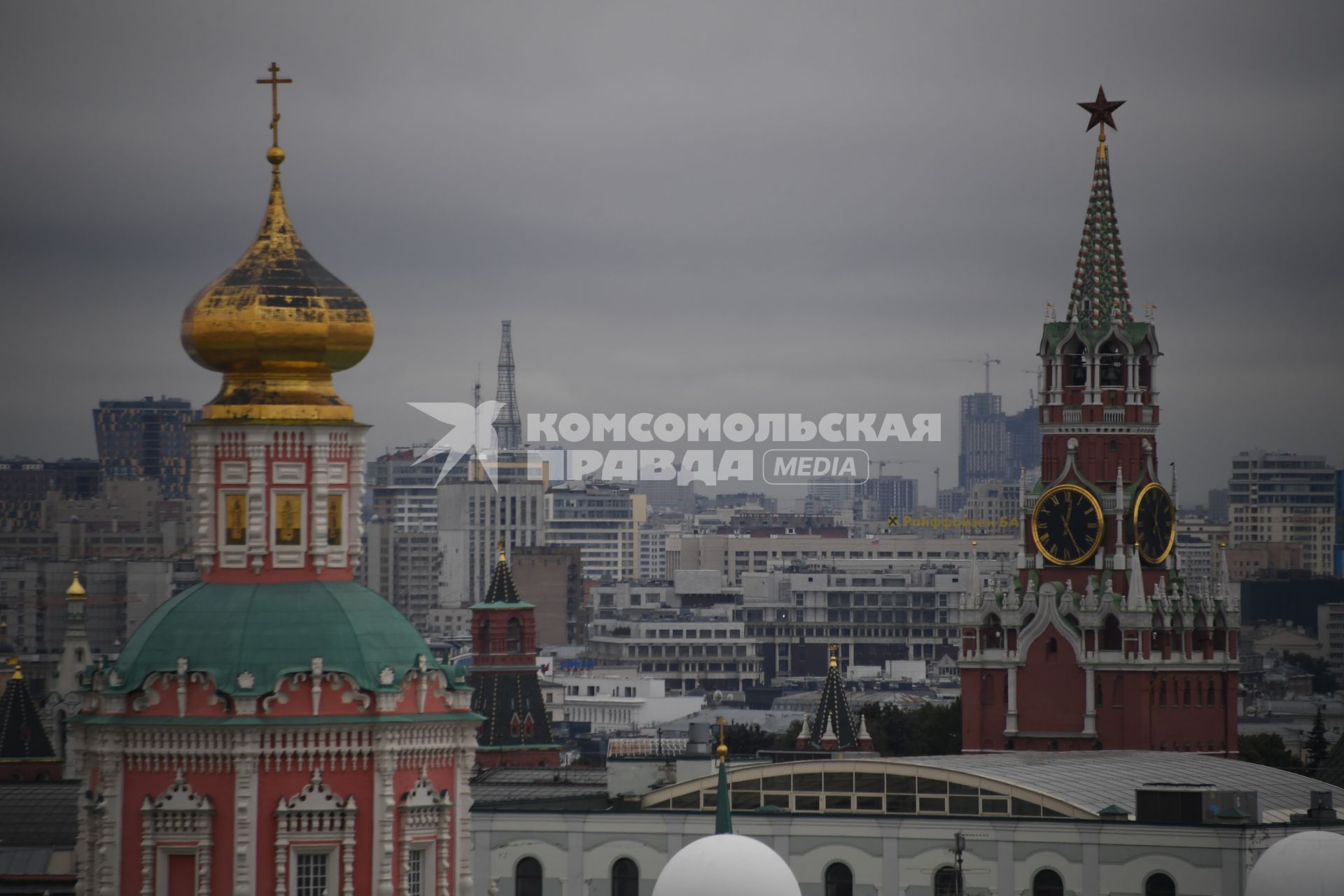 Москва.  Вид со смотровой площадки `Центрального Детского Мира на Лубянке`на  Спасскую башню.
