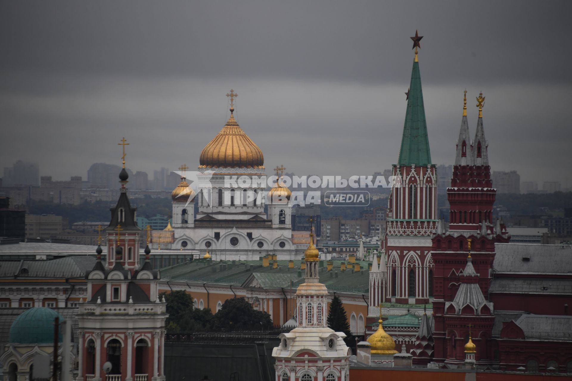 Москва.  Вид со смотровой площадки `Центрального Детского Мира на Лубянке` на  Московский Кремль и Храм Христа Спасителя.