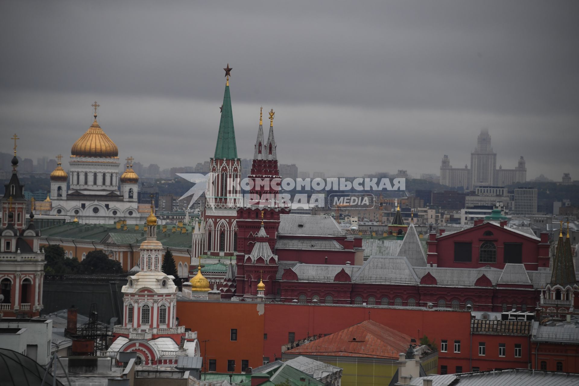 Москва.  Вид со смотровой площадки `Центрального Детского Мира на Лубянке` на  Московский Кремль и Храм Христа Спасителя.