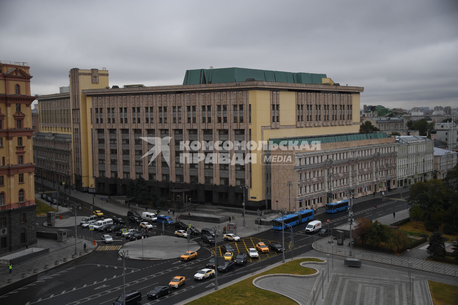 Москва.  Вид со смотровой площадки `Центрального Детского Мира на Лубянке` на Лубянскую площадь.