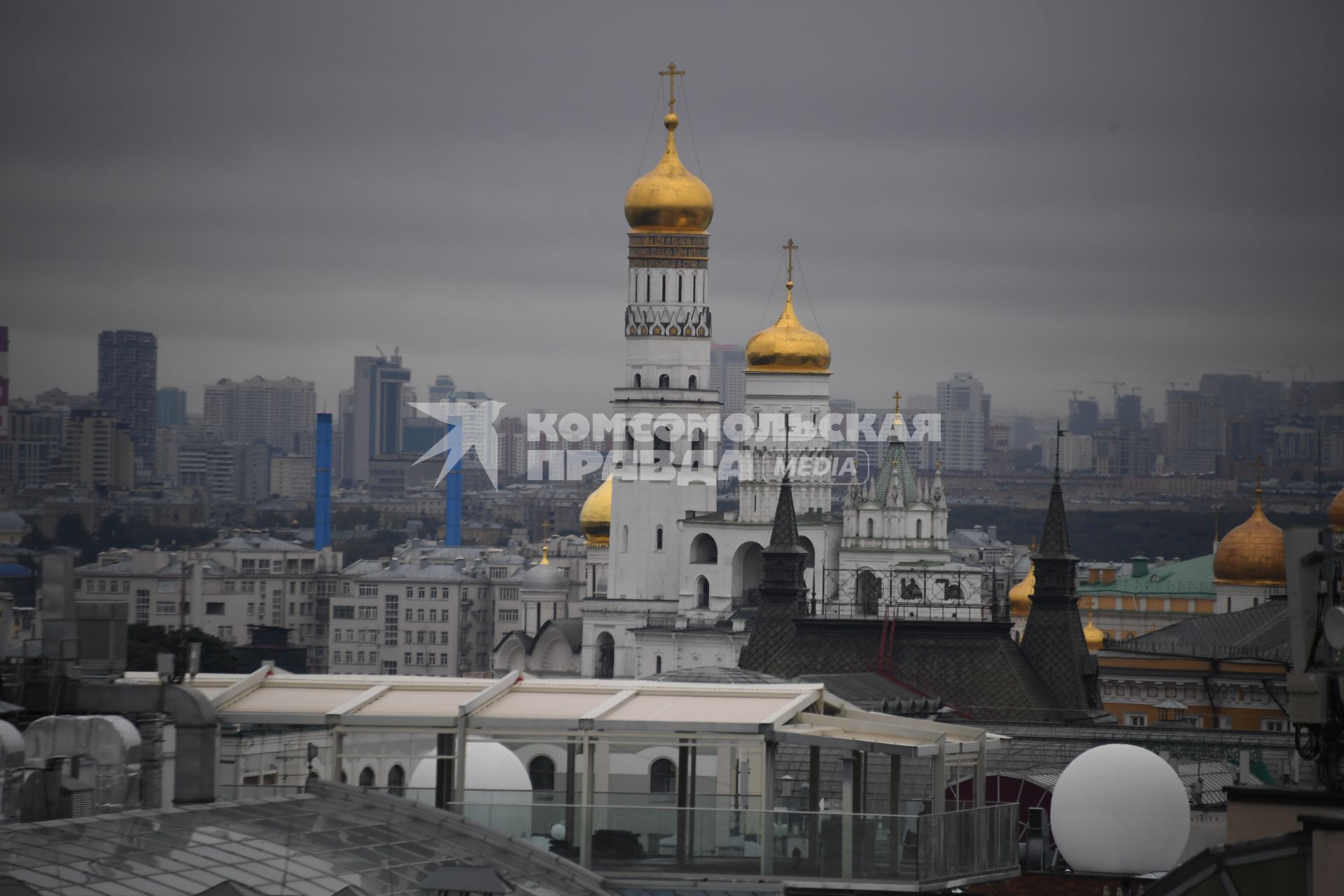 Москва.  Вид со смотровой площадки `Центрального Детского Мира на Лубянке` на колокольню Иван Великий.