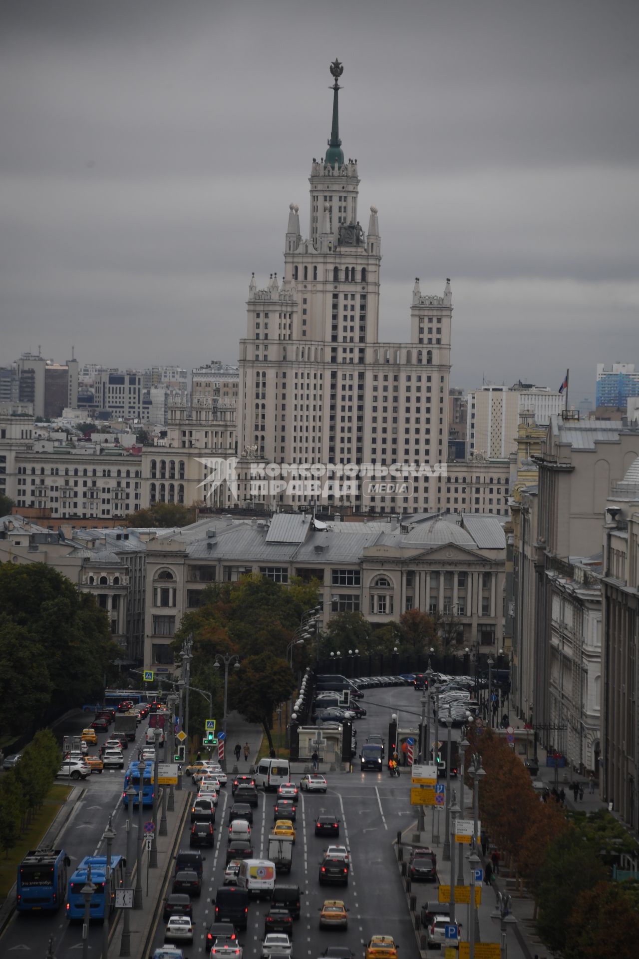 Москва.  Вид со смотровой площадки `Центрального Детского Мира на Лубянке` на высотное здание на Котельнической набережной.