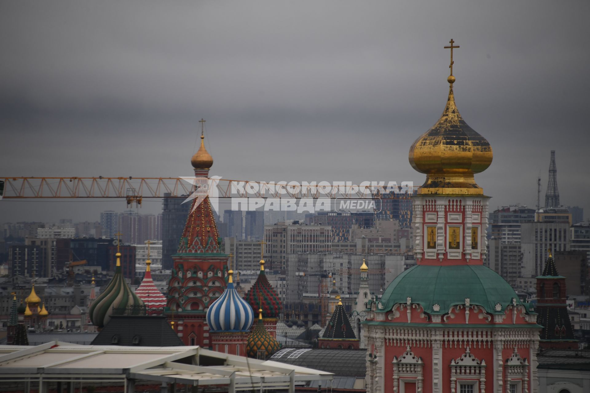 Москва.  Вид со смотровой площадки `Центрального Детского Мира на Лубянке` на купола храма Василия Блаженного.