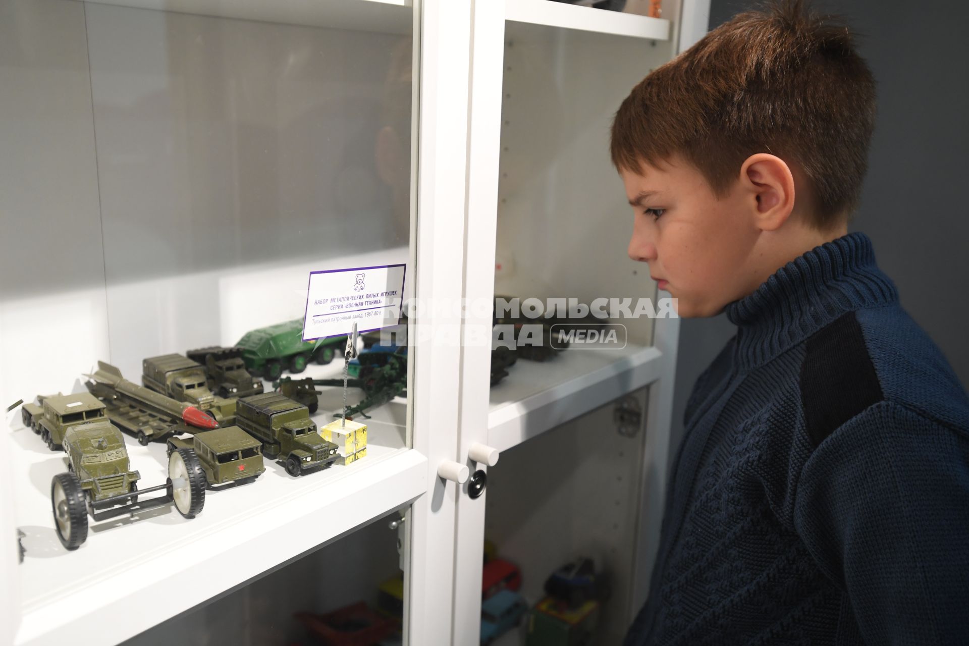 Москва. Мальчик рассматривает игрушки в `Музее детства` `Центрального Детского Мира на Лубянк`.