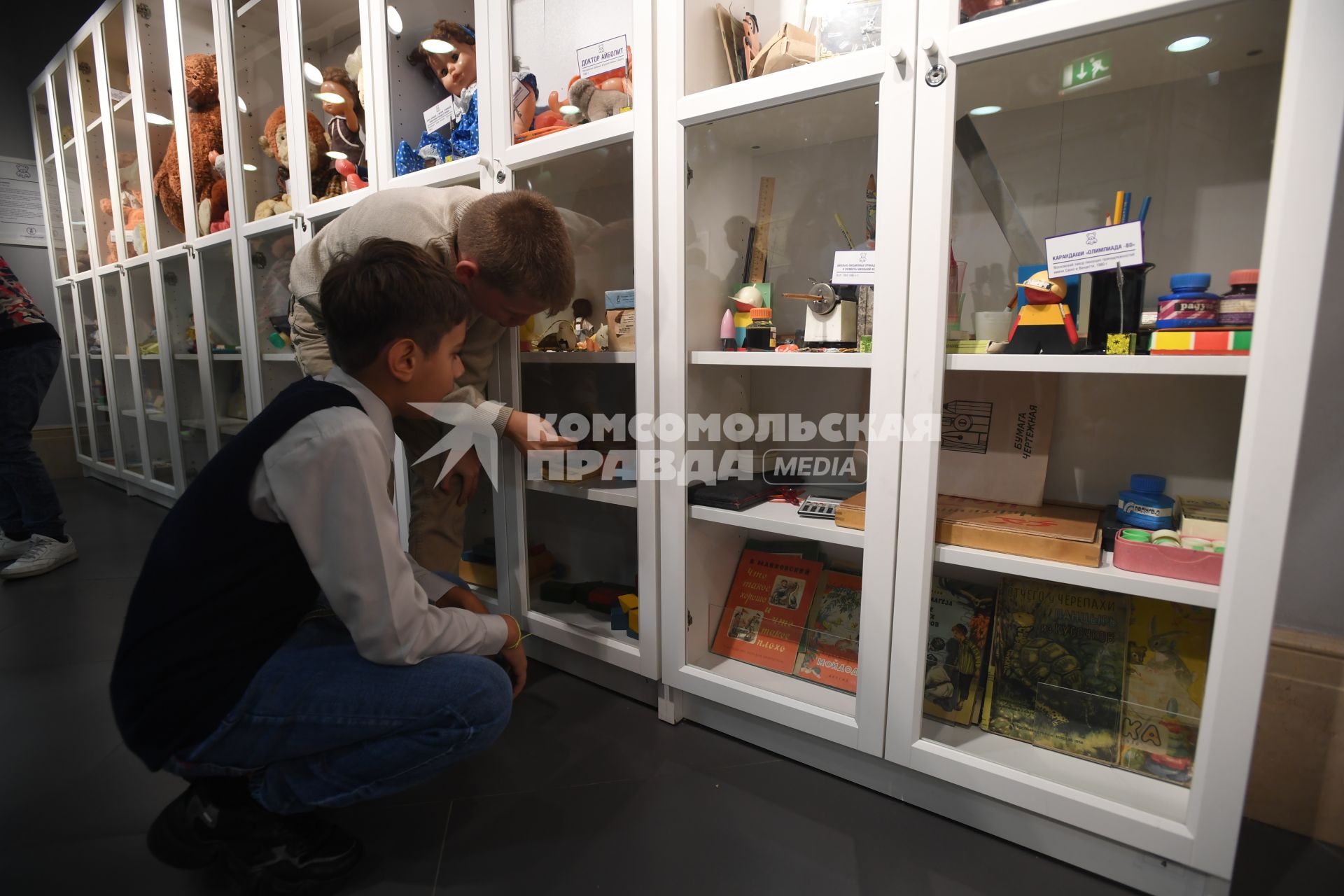Москва. Мальчик рассматривает игрушки в `Музее детства` `Центрального Детского Мира на Лубянк`.
