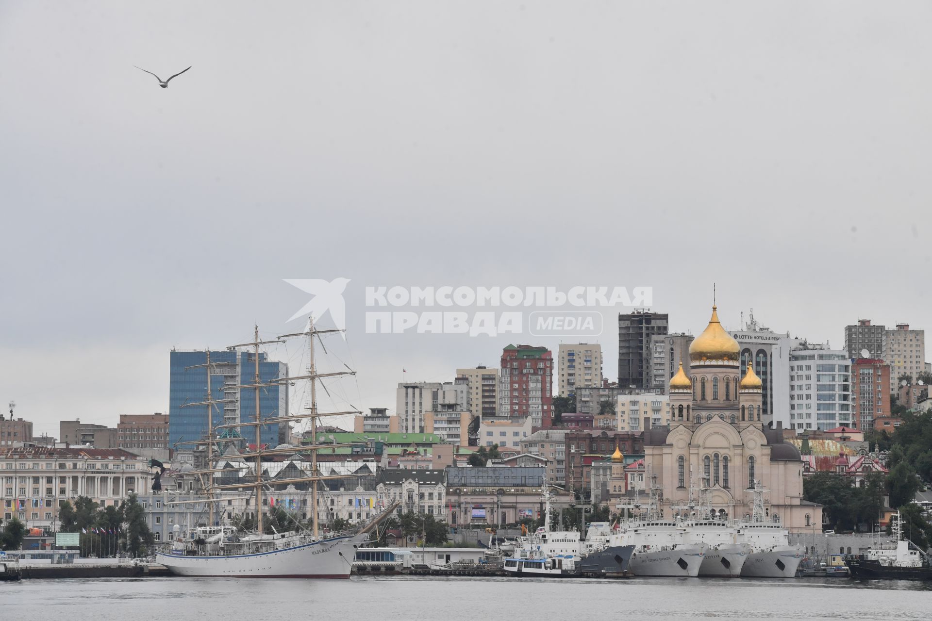 Россия. Приморский край.  Вид на порт  Владивостока.  Церковь успения Пресвятой Богородицы.