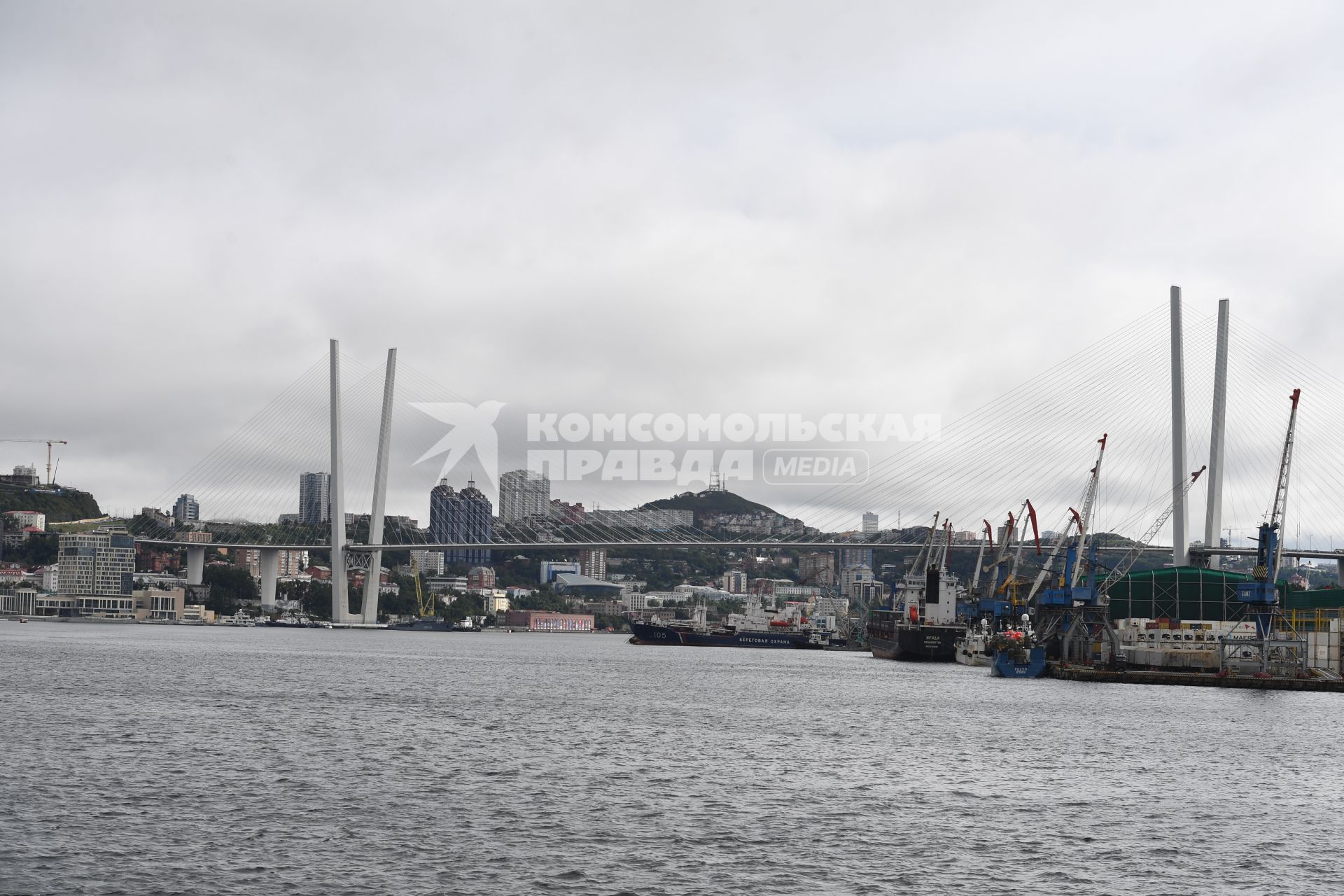 Россия. Приморский край. Вид на мост Русский во Владивостоке.