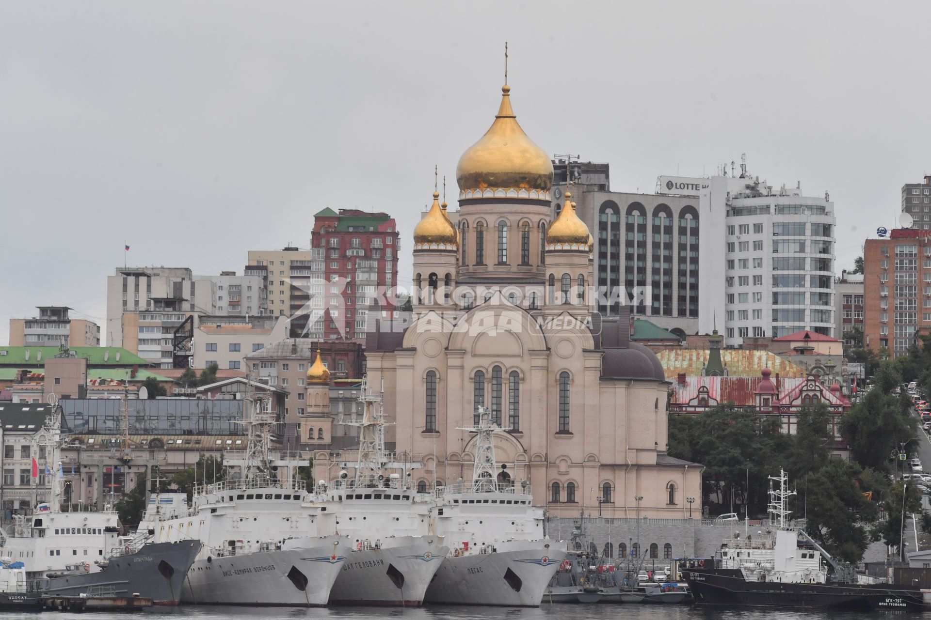 Россия. Приморский край.  Вид на порт  Владивостока.  Церковь успения Пресвятой Богородицы.