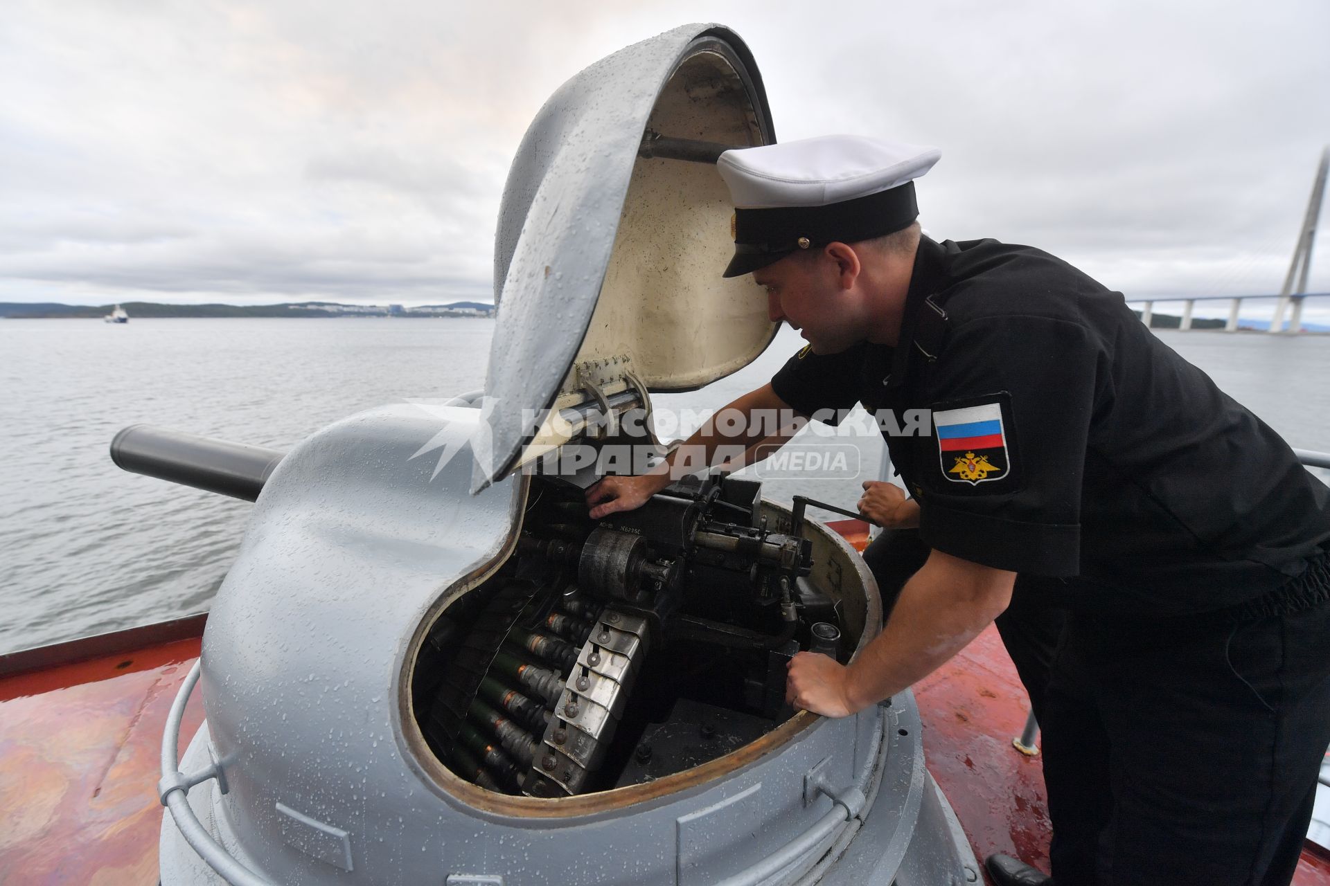 Россия. Приморский край. Военнослужащий проверяюет артиллерийскую установку АК-630 перед стрельбой на фрегате Тихоокеанского флота России \"Маршал Шапошников\" во время стратегических командно-штабных учений (СКШУ) \"Восток-2022\" в акватории залива Петра Великого в Японском море.