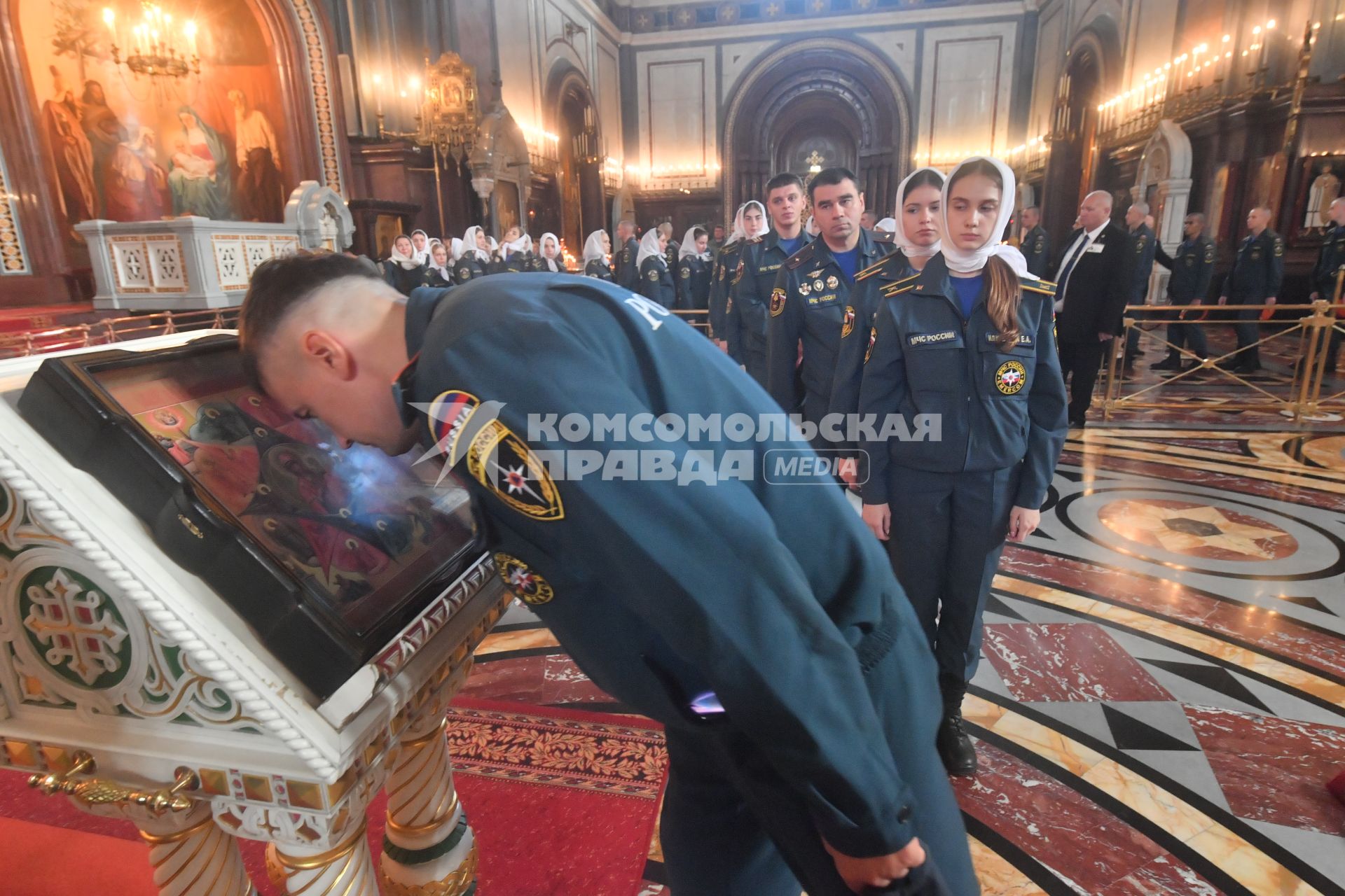 Москва. На благодарственном молебне в честь иконы Божией Матери `Неопалимая Купина` в храме Христа Спасителя.