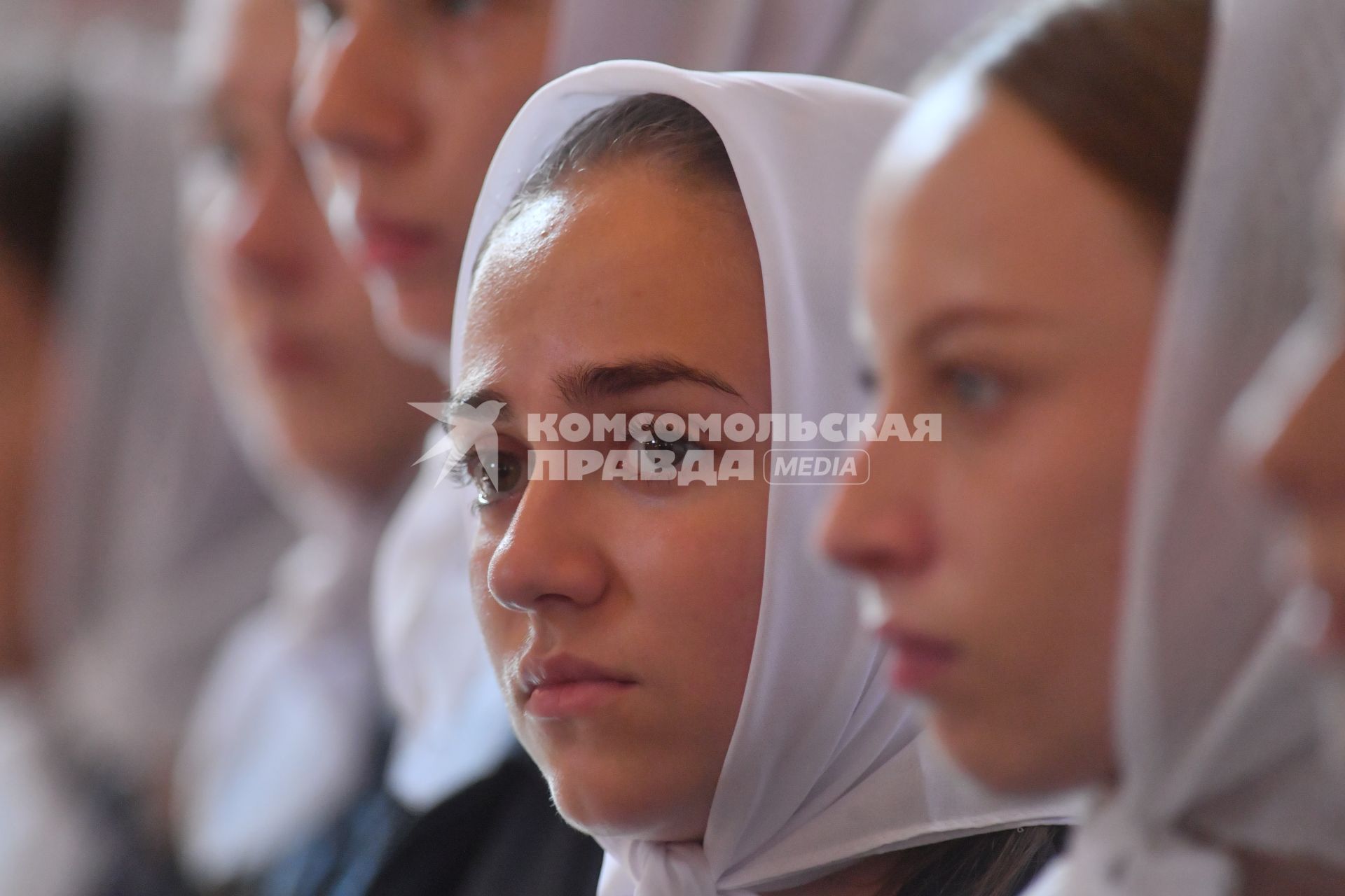 Москва. Курсанты МЧС на  благодарственном молебне в честь иконы Божией Матери `Неопалимая Купина` в храме Христа Спасителя.