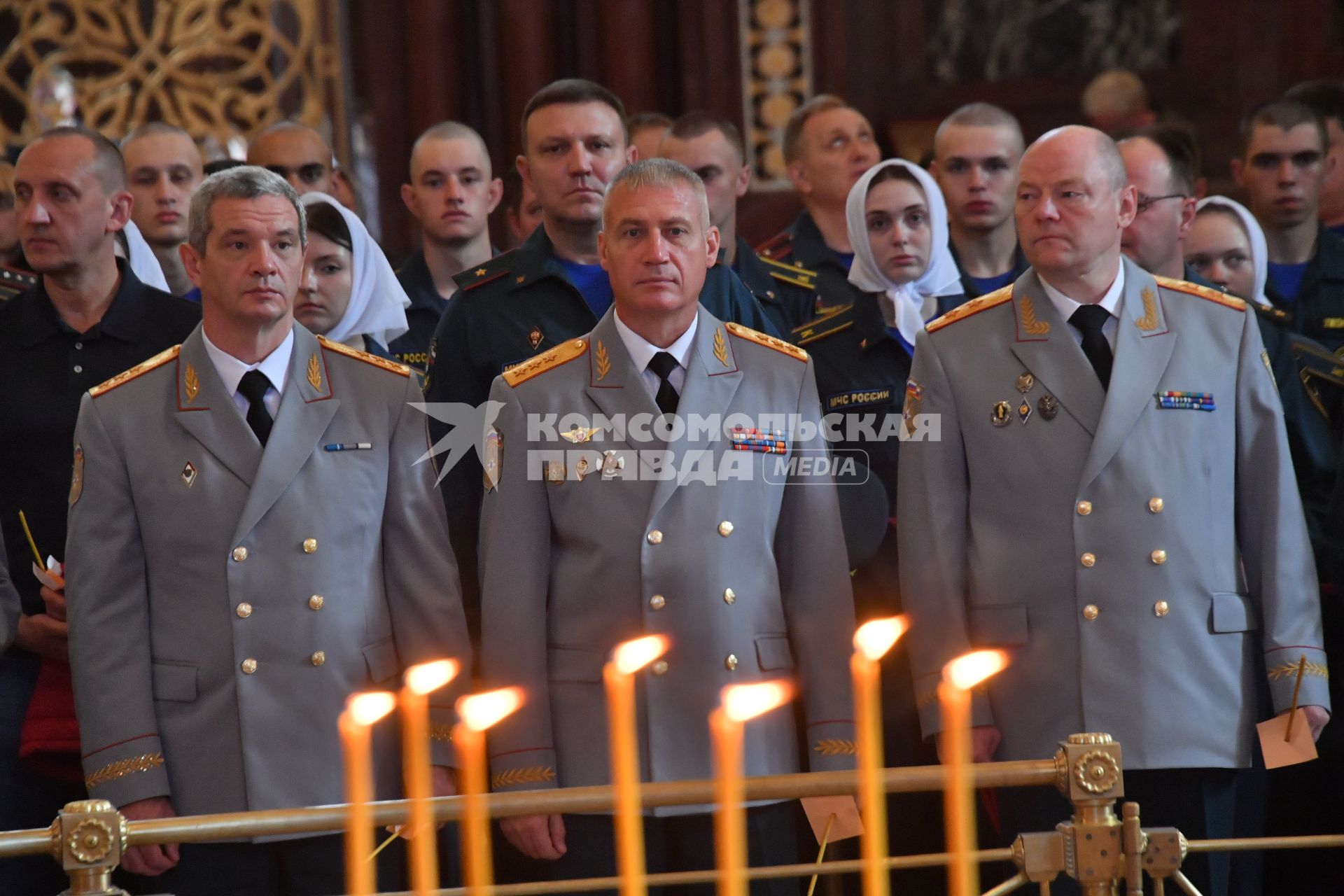 Москва. Заместители Министра МЧС РФ  Илья Денисов, Анатолий Супруновский, Алексей Серко (слева направо) на   благодарственном молебне в честь иконы Божией Матери `Неопалимая Купина` в храме Христа Спасителя.