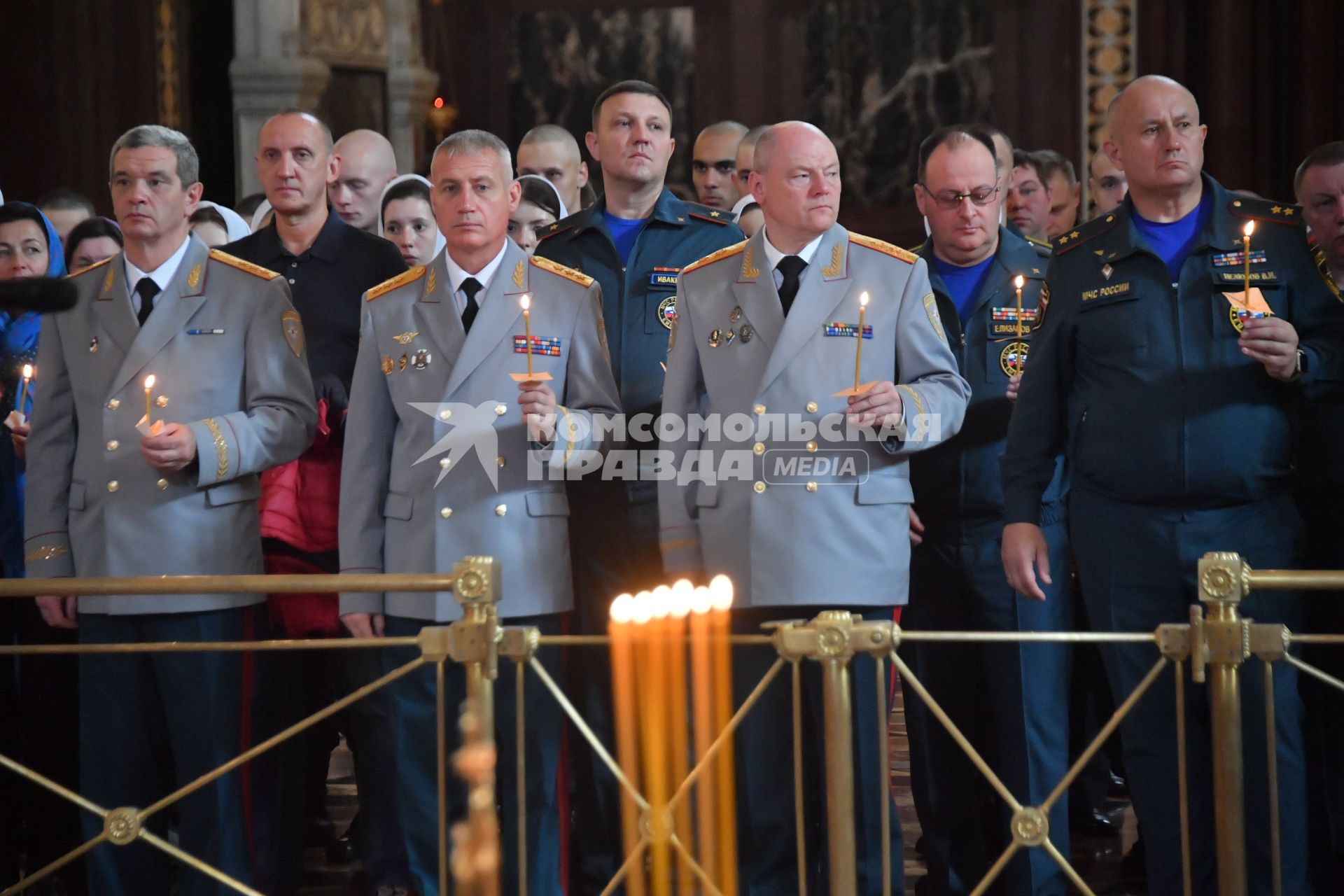 Москва. Заместители Министра МЧС РФ  Илья Денисов, Анатолий Супруновский, Алексей Серко  (слева направо)  на благодарственном молебне в честь иконы Божией Матери `Неопалимая Купина` в храме Христа Спасителя.