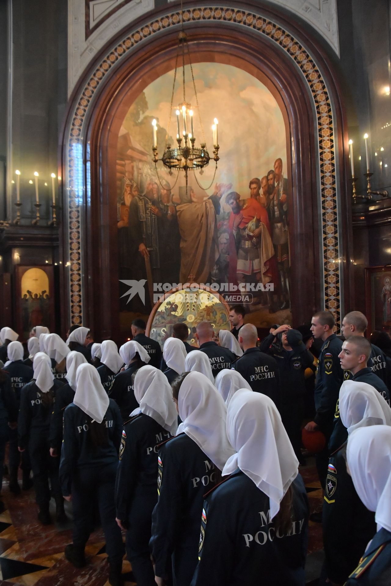 Москва. Курсанты МЧС на  благодарственном молебне в честь иконы Божией Матери `Неопалимая Купина` в храме Христа Спасителя.