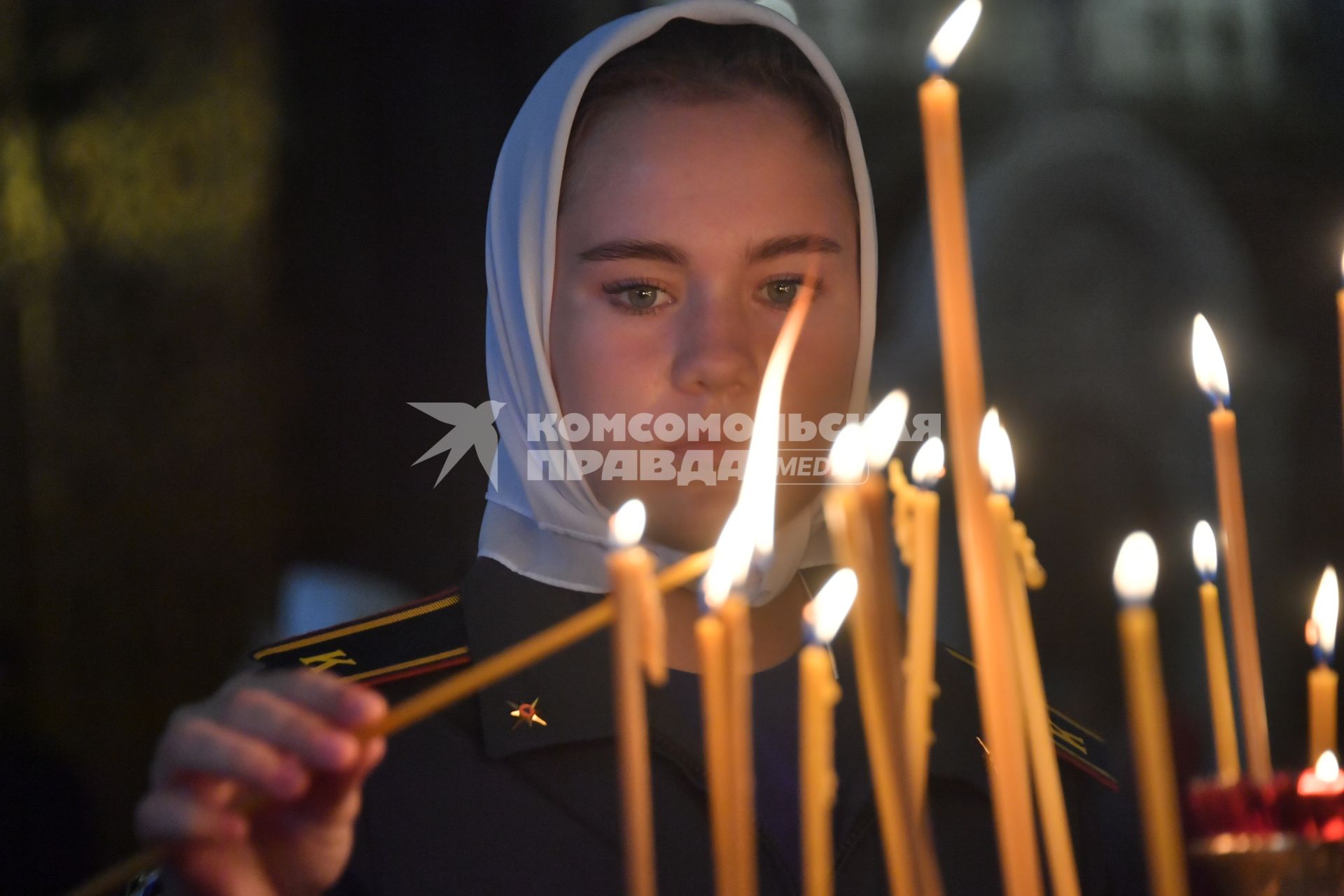 Москва. Курсанты МЧС на  благодарственном молебне в честь иконы Божией Матери `Неопалимая Купина` в храме Христа Спасителя.