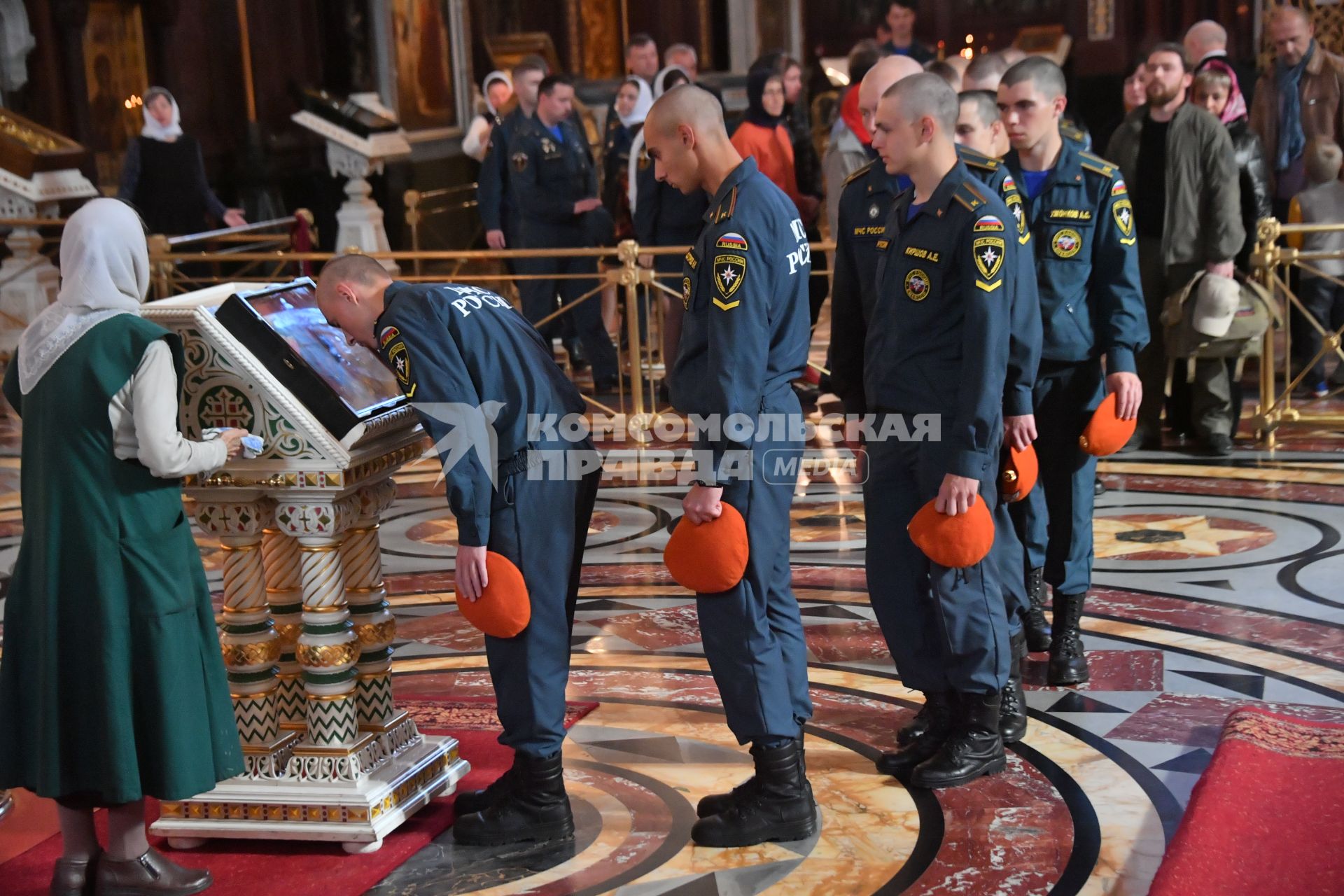 Москва. Курсанты МЧС на  благодарственном молебне в честь иконы Божией Матери `Неопалимая Купина` в храме Христа Спасителя.