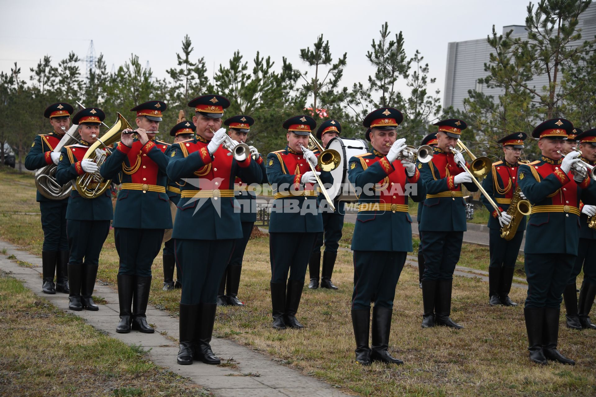 Москва. Военный оркестр Почетного караула на церемонии прощания с генеральным директором медиагруппы `Комсомольской правды` Владимиром Сунгоркиным на Троекуровском кладбище.