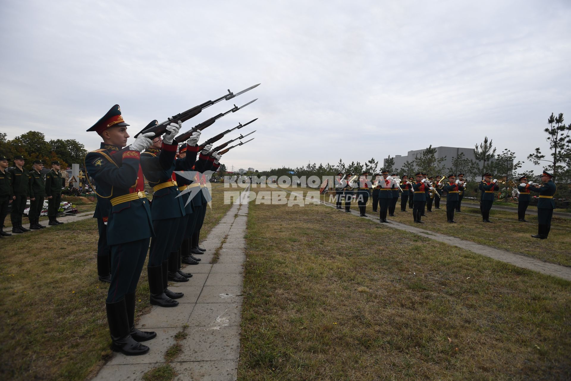 Москва. Почетный караул на церемонии прощания с генеральным директором медиагруппы `Комсомольской правды` Владимиром Сунгоркиным на Троекуровском кладбище.