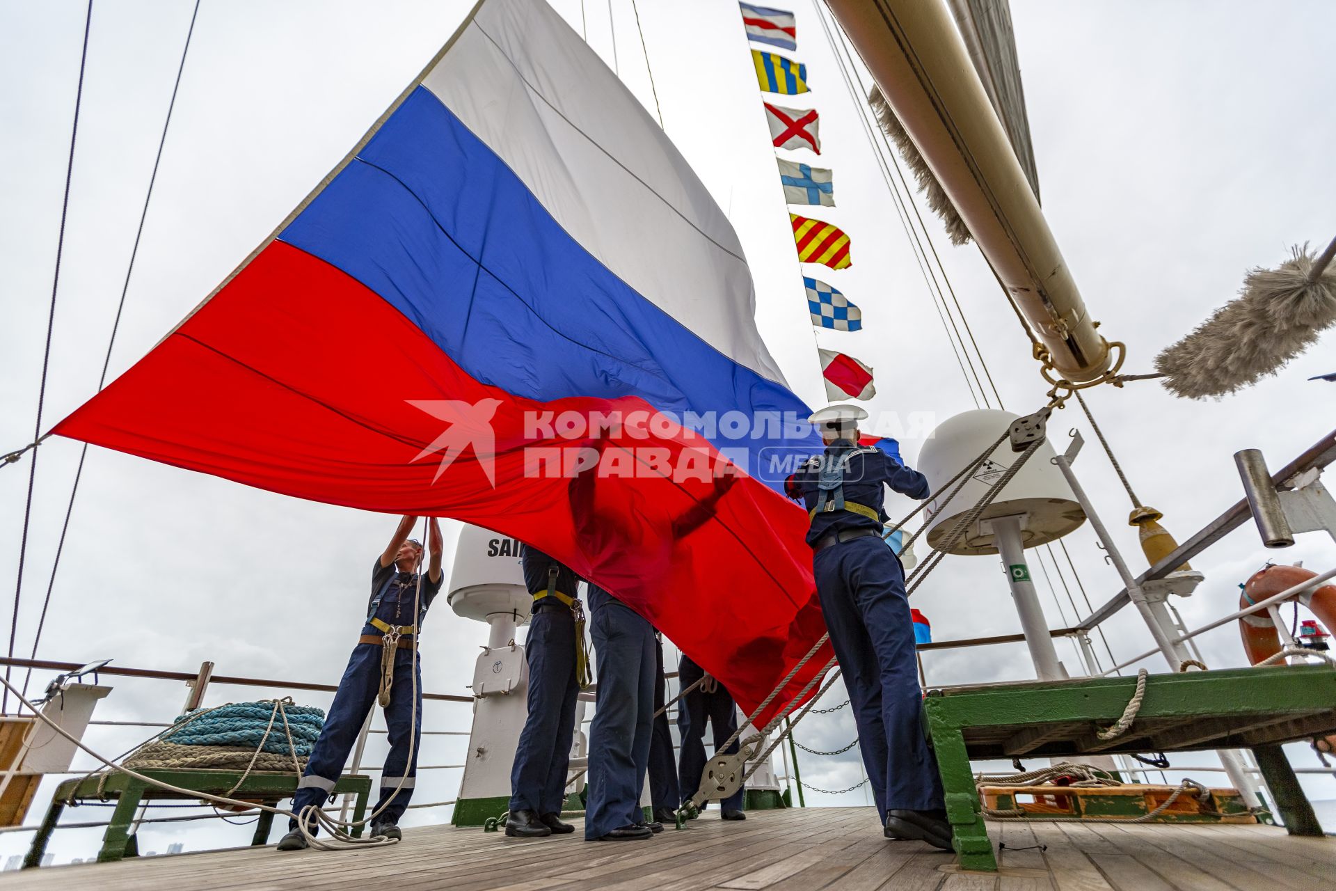 Владивосток.   Участники парада парусов России во время VII Восточного экономического форума в акватории Амурского залива.