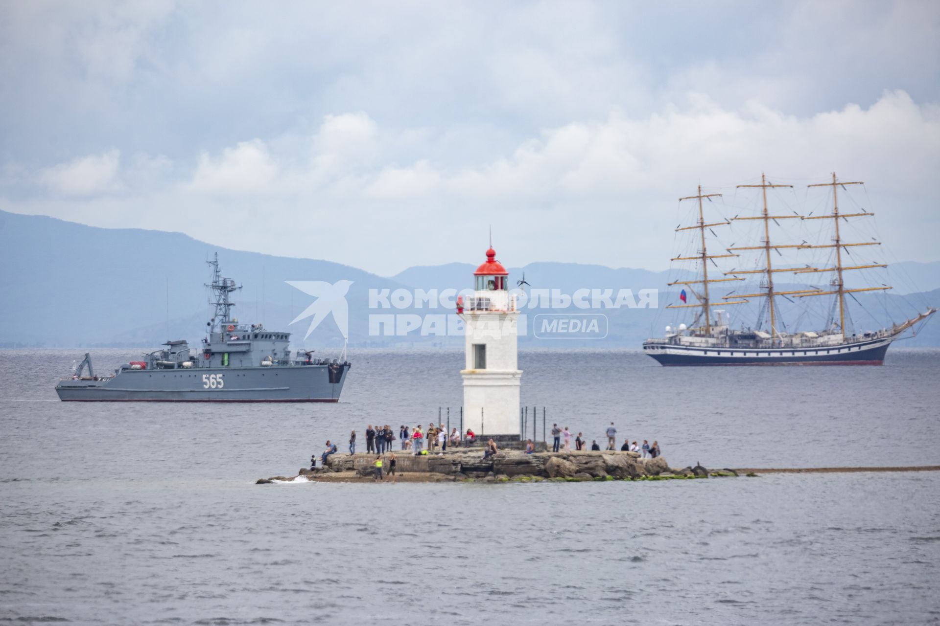 Владивосток.   Токаревский маяк в акватории Амурского залива.