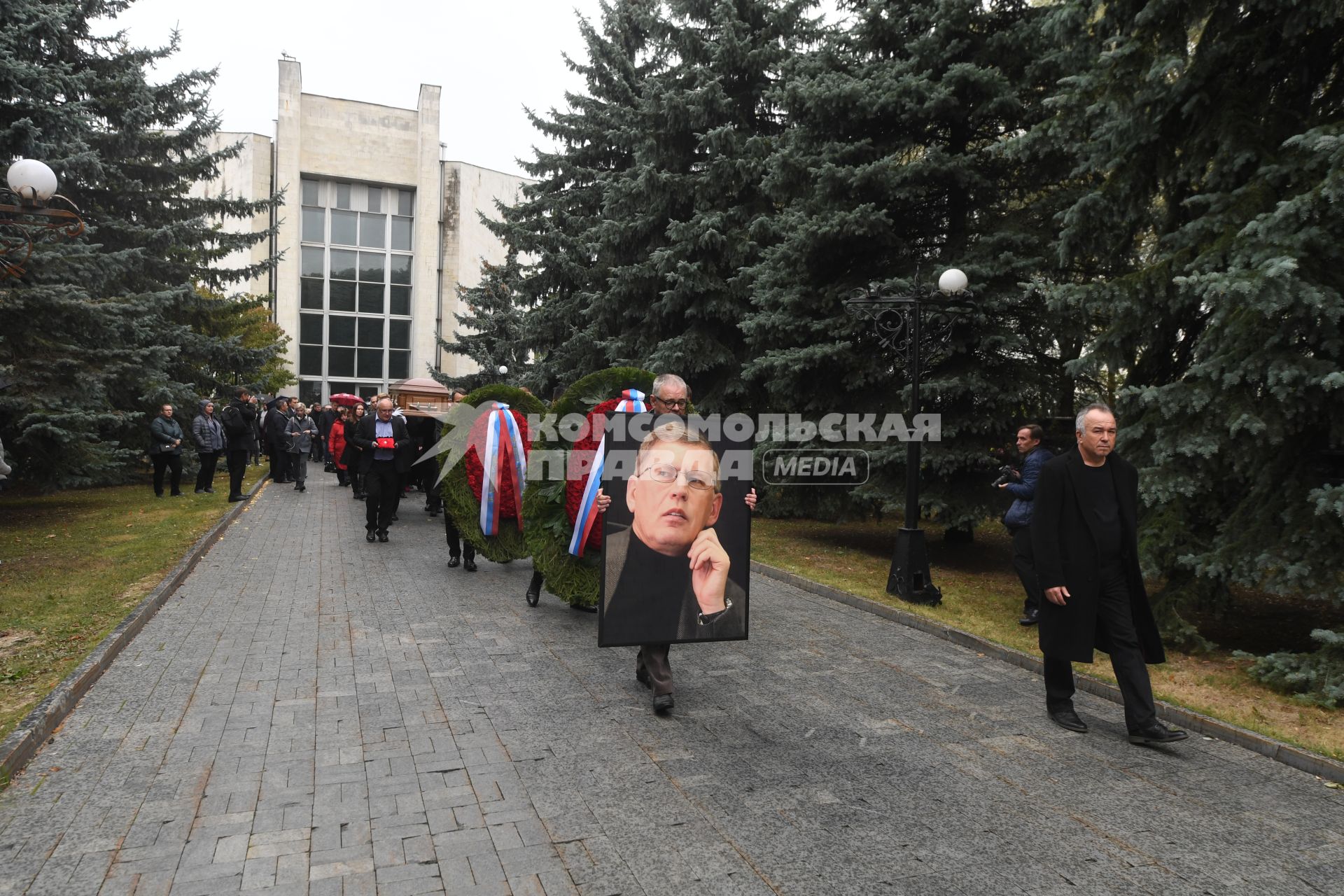 Москва. Журналист `Комсомольской правды` Владимир Мамонтов с портретом генерального директора медиагруппы `Комсомольской правды` Владимира Сунгоркина во время похорон на Троекуровском кладбище.