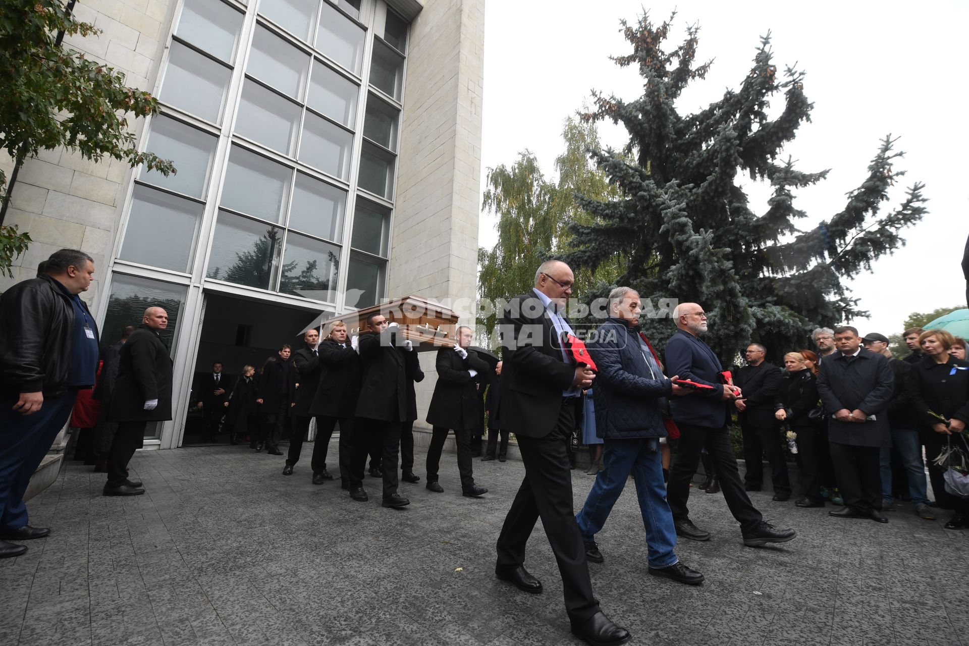 Москва. Гроб с телом генерального директора медиагруппы `Комсомольской правды` Владимира Сунгоркина после церемонии прощания в похоронном доме `Троекурово`. Слева направо на первом плане: продюсер кинокомпании `Красная стрела` Вадим Горяинов, политический обозреватель `Комсомольской правды ` Александр Гамов и заместитель главного редактора ИД `Комсомольская правда` Леонид Захаров.