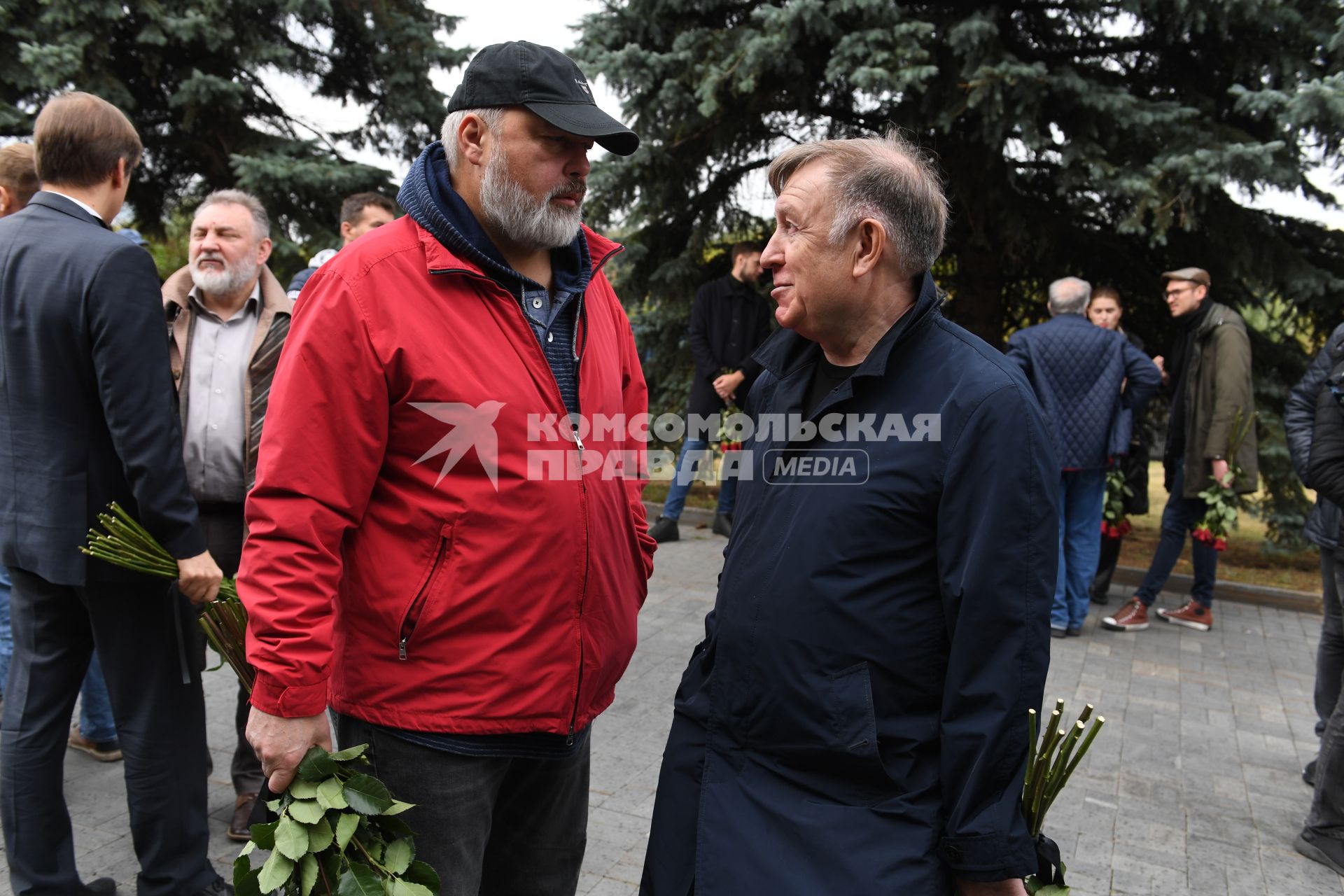 Москва. Главный редактор `Новой газеты` Дмитрий Муратов (слева) на церемонии прощания с генеральным директором медиагруппы `Комсомольской правды` Владимиром Сунгоркиным на Троекуровском кладбище.