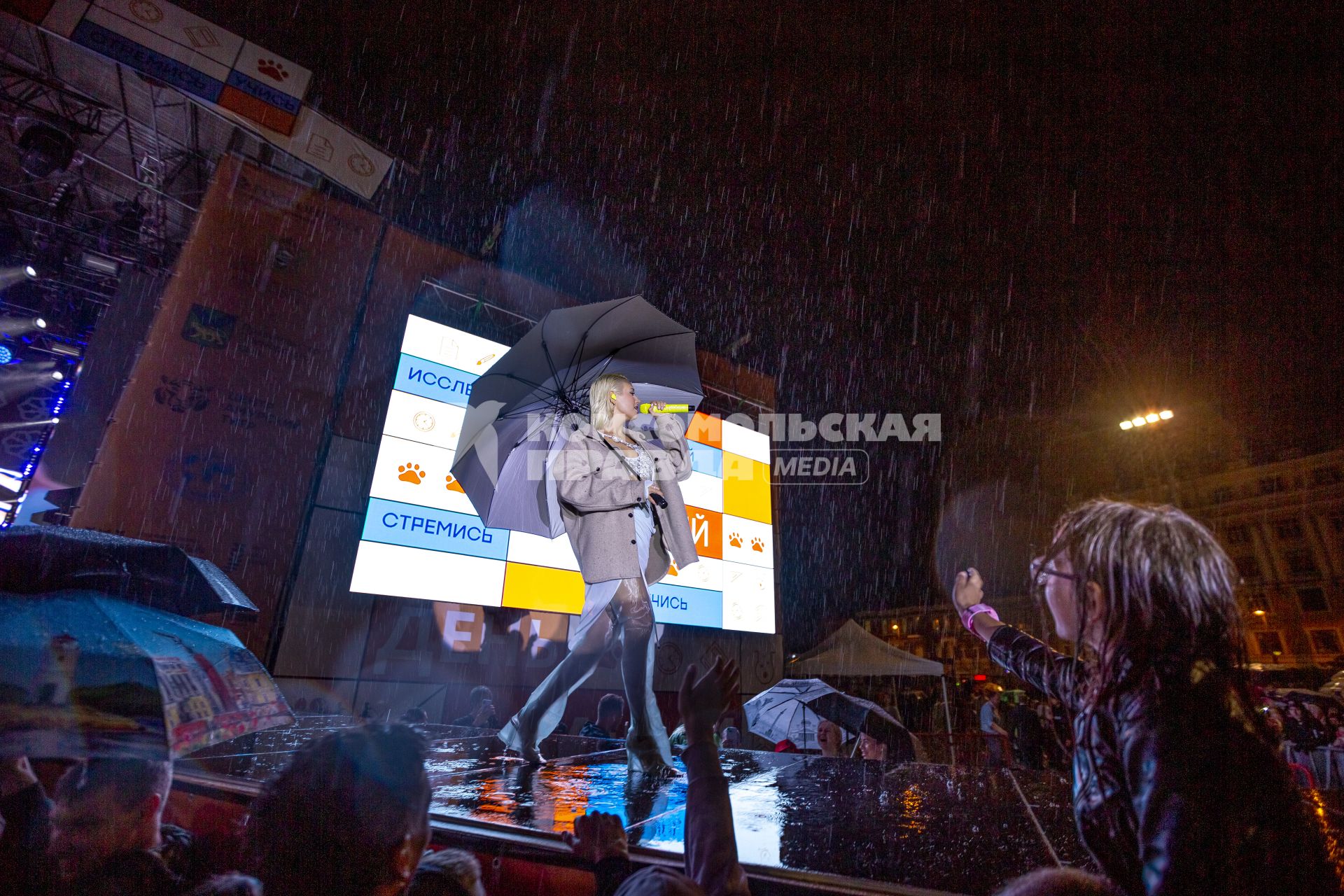 Владивосток. Певица Клава Кока выступает на концерте в честь Дня знаний.