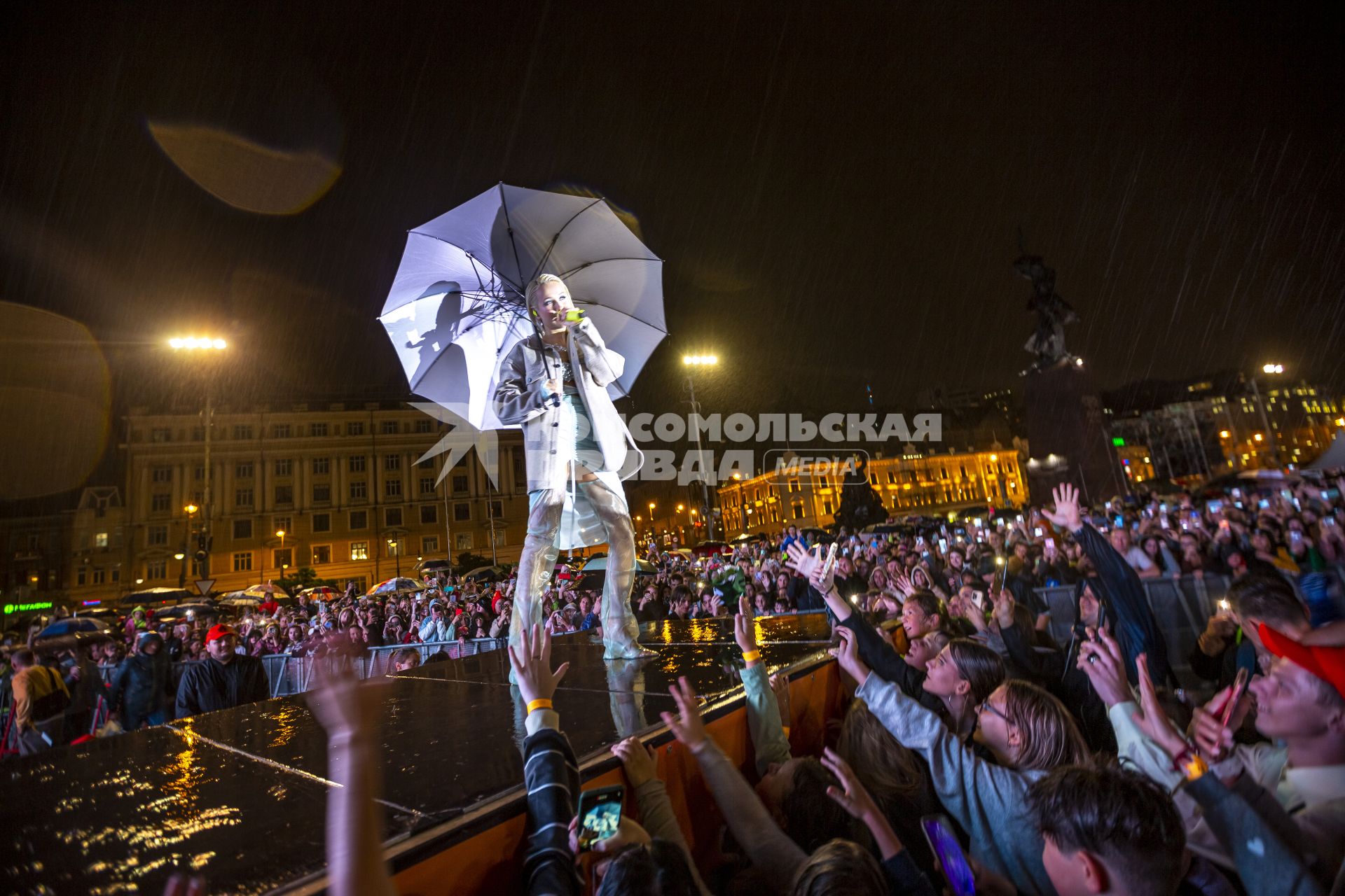 Владивосток. Певица Клава Кока выступает на концерте в честь Дня знаний.