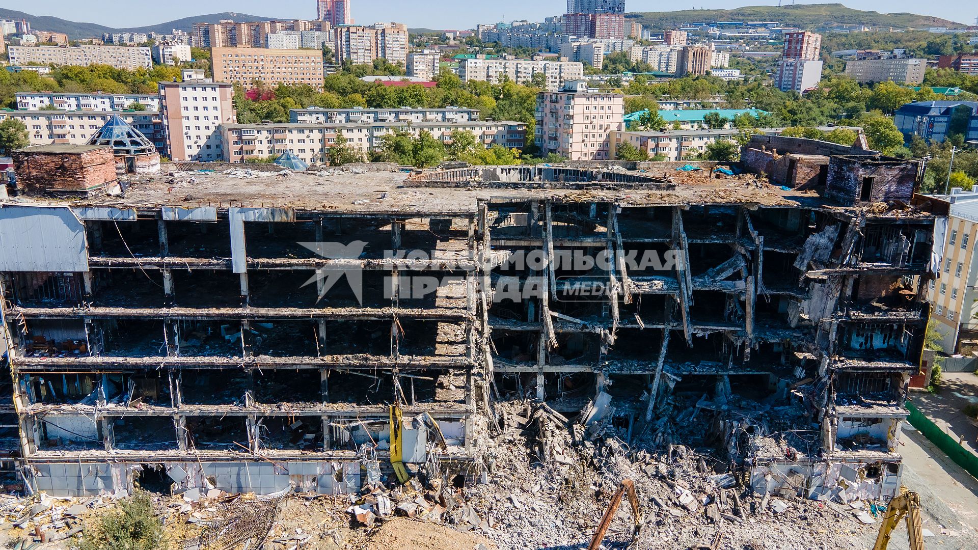 Владивосток. Демонтаж сгоревшего ТЦ `Максим`.