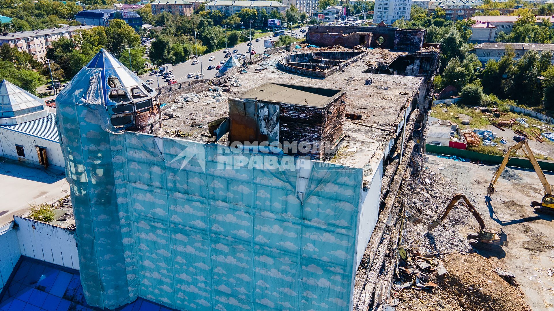 Владивосток. Демонтаж сгоревшего ТЦ `Максим`.