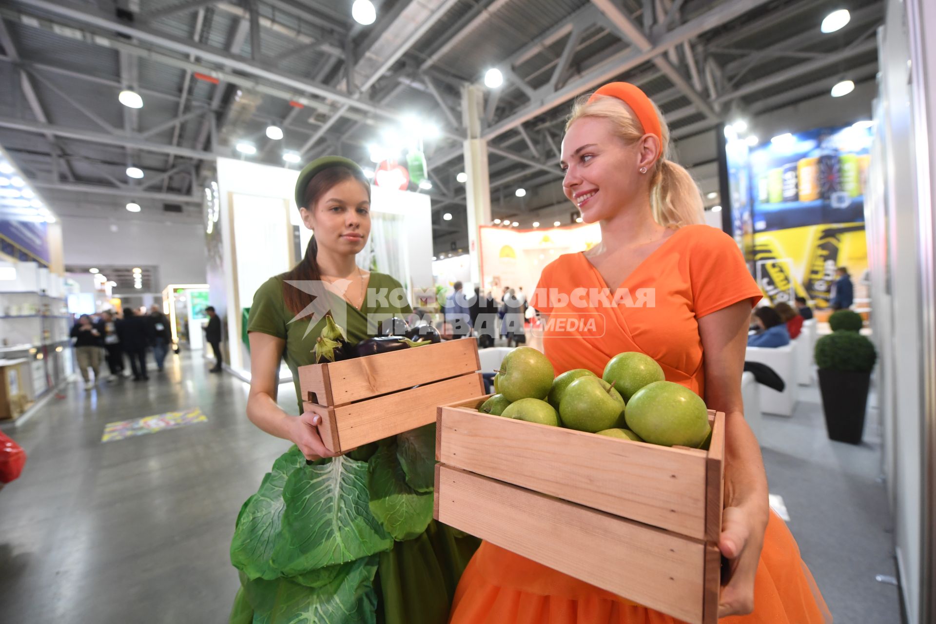 Москва. Девушки на осенней выставке продуктов питания WorldFood Moscow 2022 в МВЦ`Крокус Экспо`.