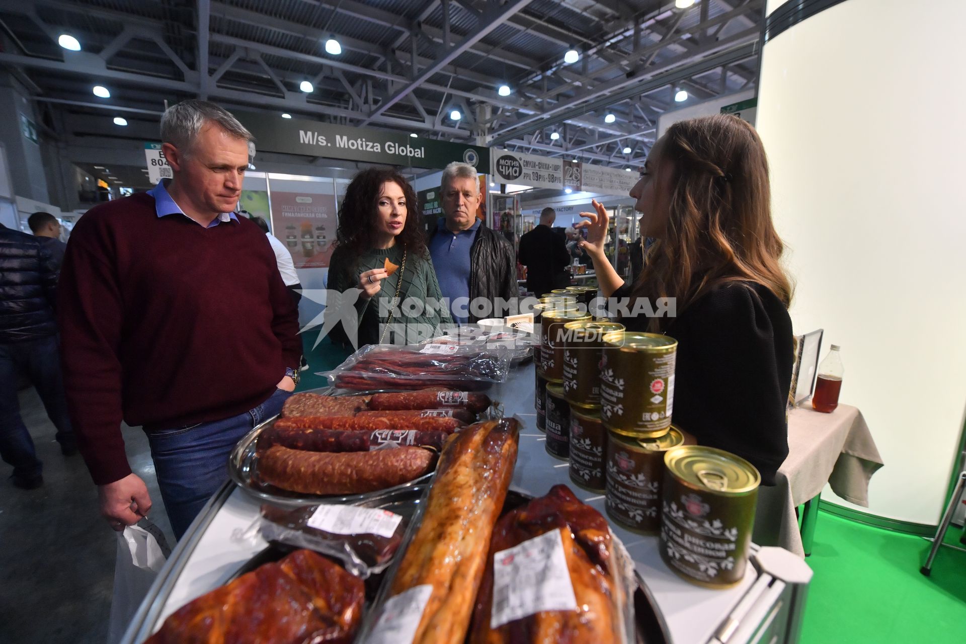 Москва.  Посетители на осенней выставке продуктов питания WorldFood Moscow 2022 в МВЦ`Крокус Экспо`.