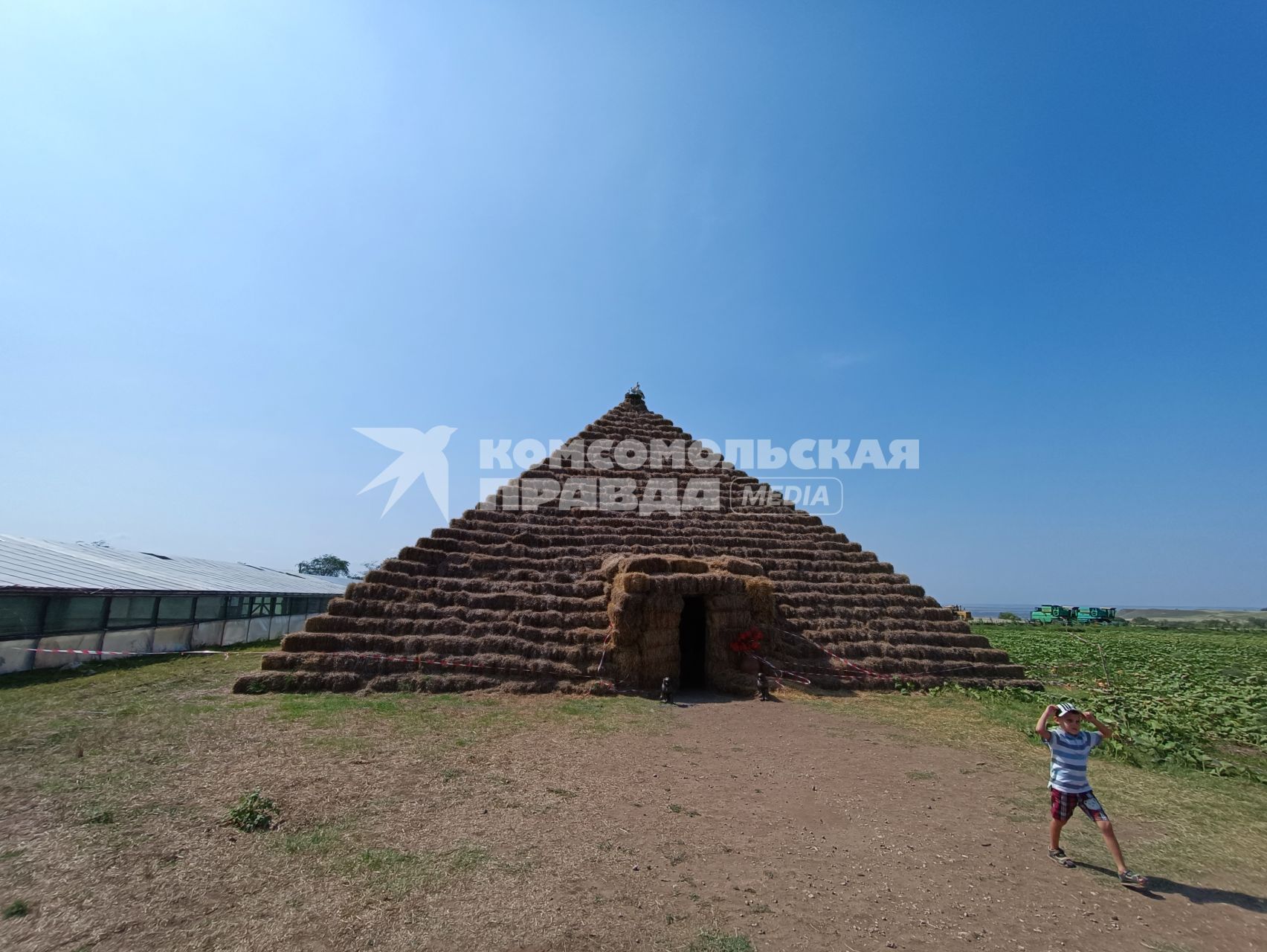 Ставропольский край, с. Красное. Парк соломенных фигур в КФХ `Пономарево`.