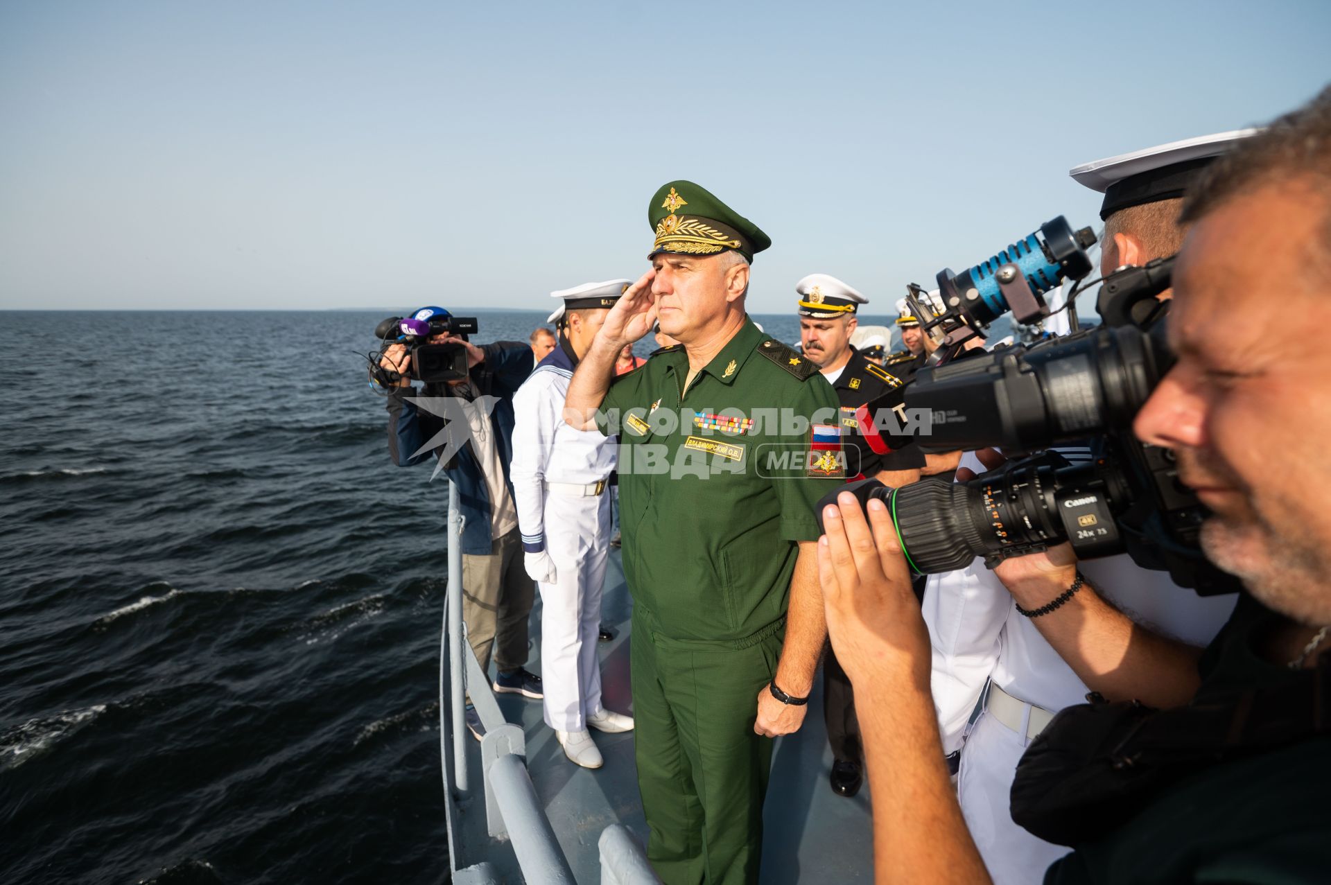 Ленинградская область.  Военнослужащие учебного корабля`Перекоп`во  время  торжественных мероприятий в память о погибших в Великой Отечественной войне  моряков.