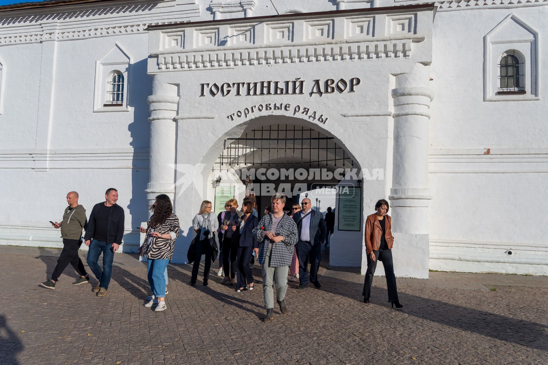 Тобольск. Вид на ворота Гостиного двора Тобольского кремля.
