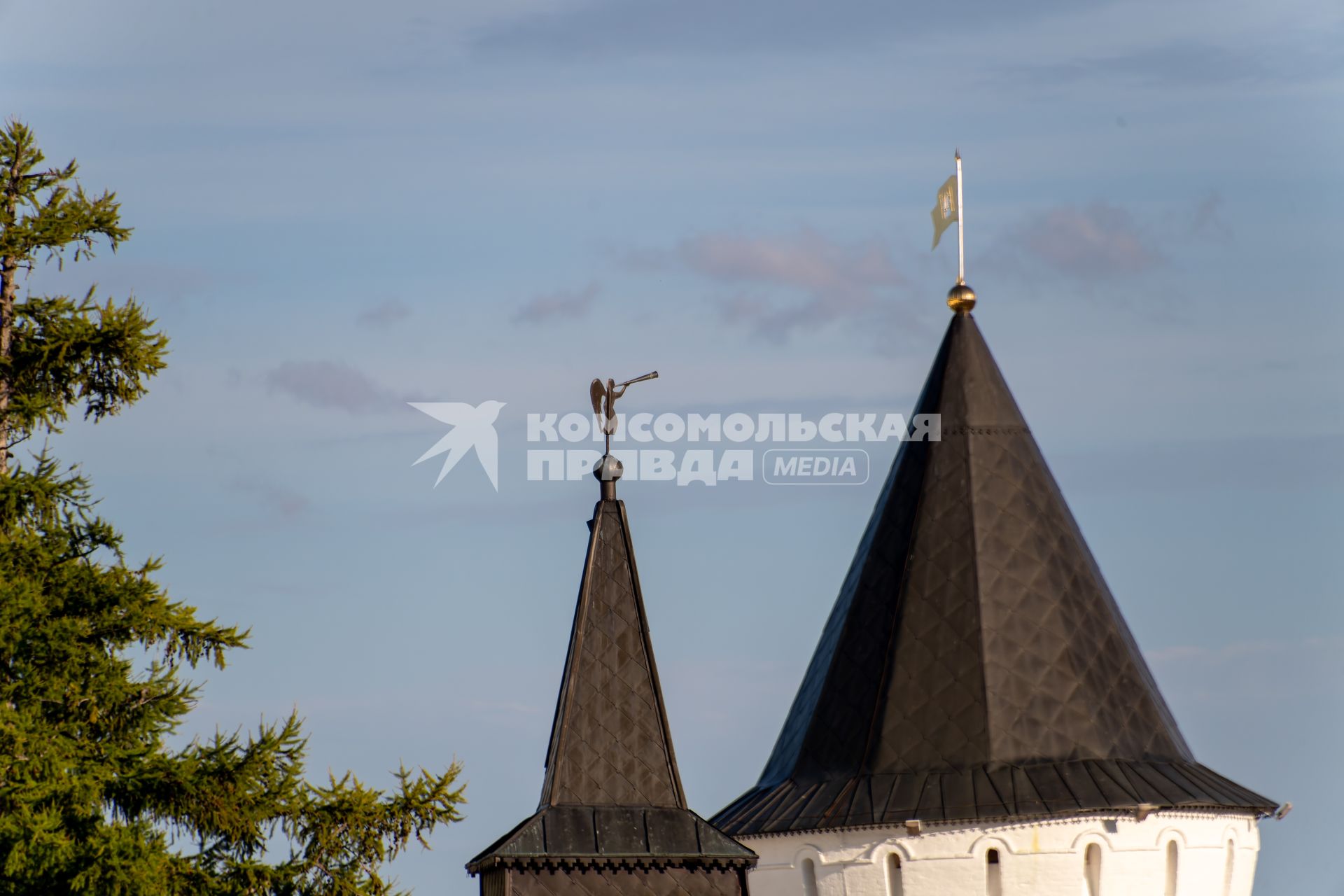 Тобольск. Флюгер в виде ангела на одной из крыш Тобольского кремля.