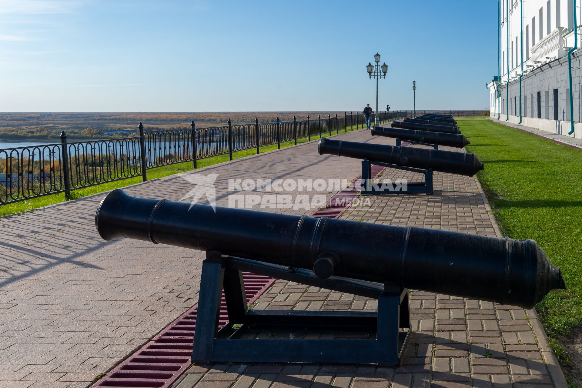 Тобольск. Старинные пушки на территории Тобольского кремля.